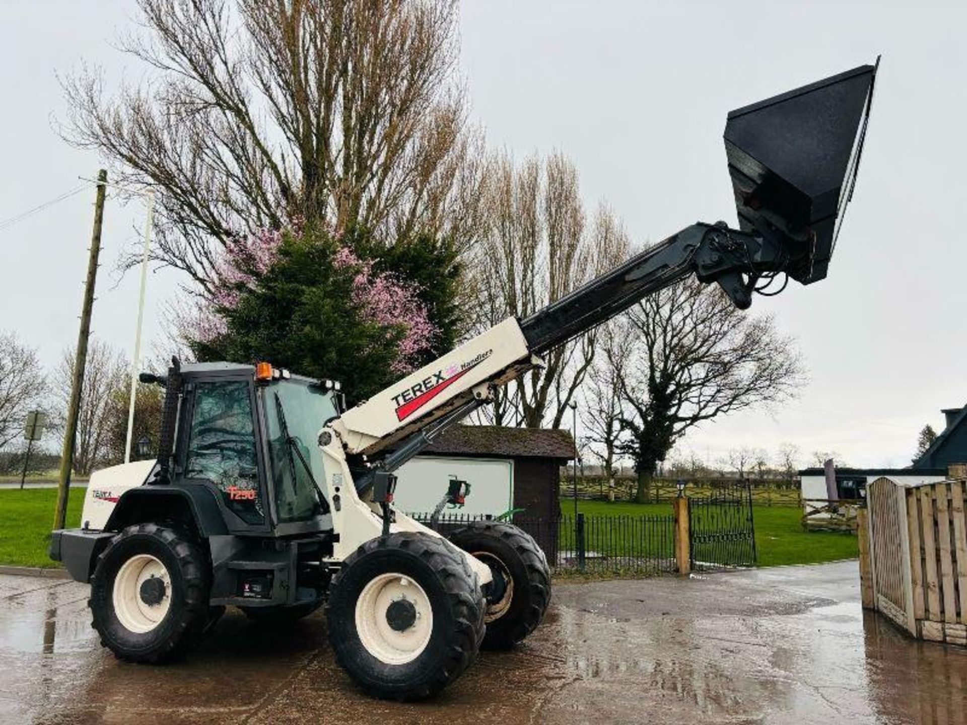 TEREX T250 4WD TELEHANDLER C/W BRAND NEW BUCKET  - Image 2 of 17