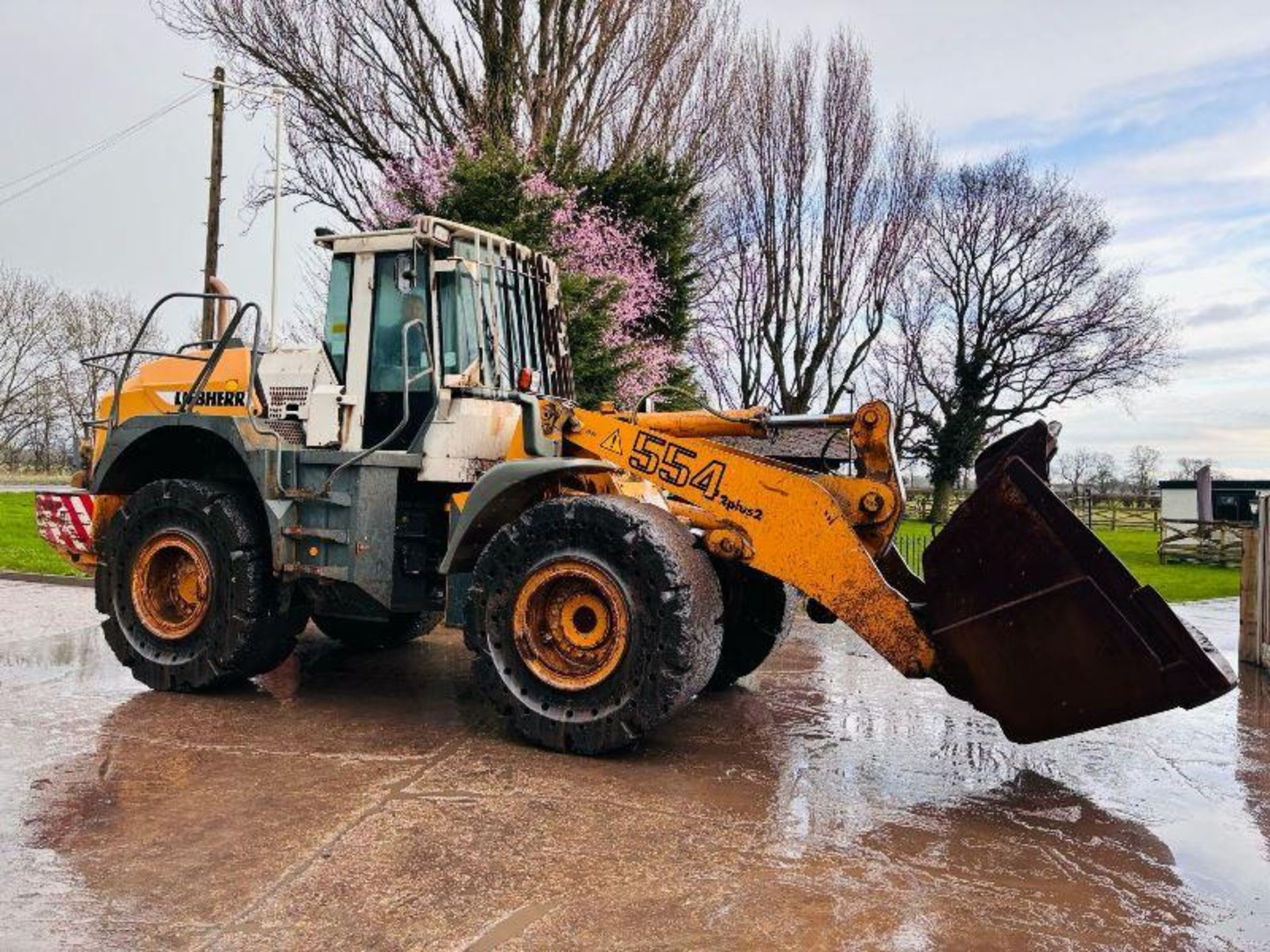 LIEBHERR 554 4WD LOADING SHOVEL C/W AC CABIN & BUCKET  - Image 12 of 18