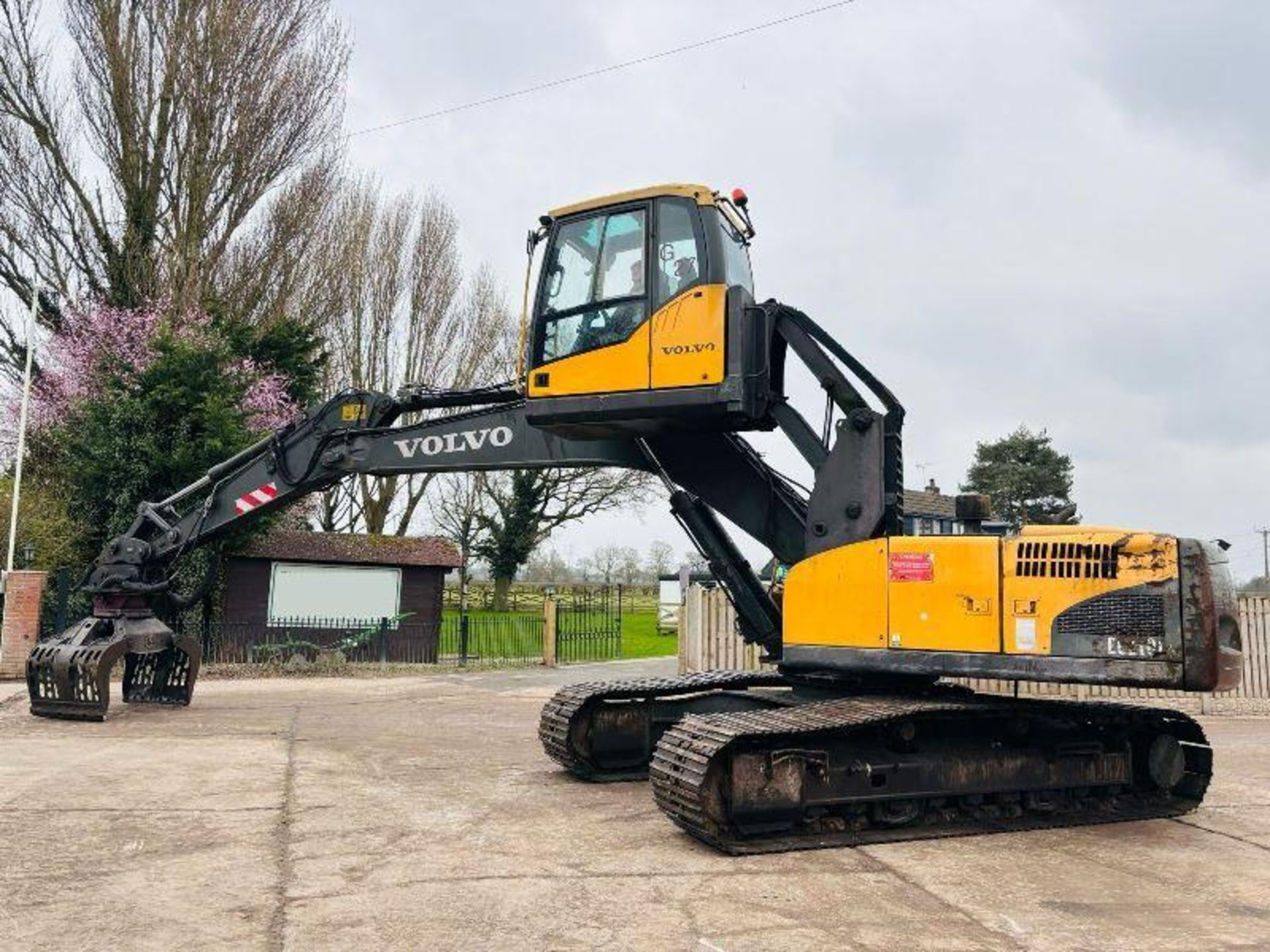 VOLVO EC210L HIGH RISE CABIN TRACKED EXCAVATOR C/W SELECTOR GRAB  - Image 17 of 18