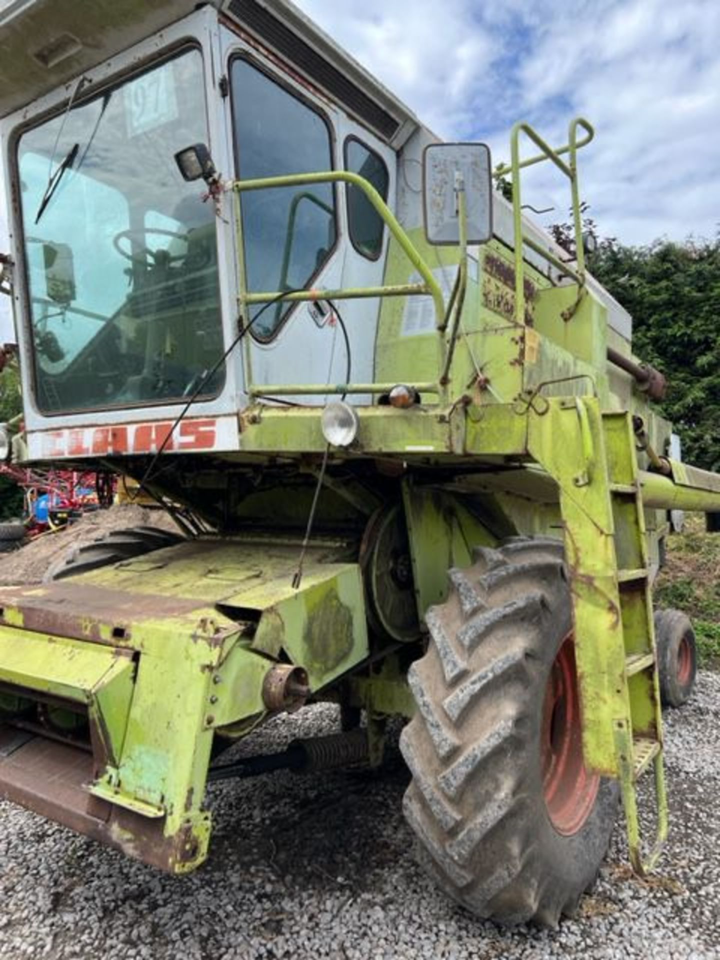 DOMINATOR 76 COMBINE HARVESTOR - COMES WITH HEADER AND TROLLEY