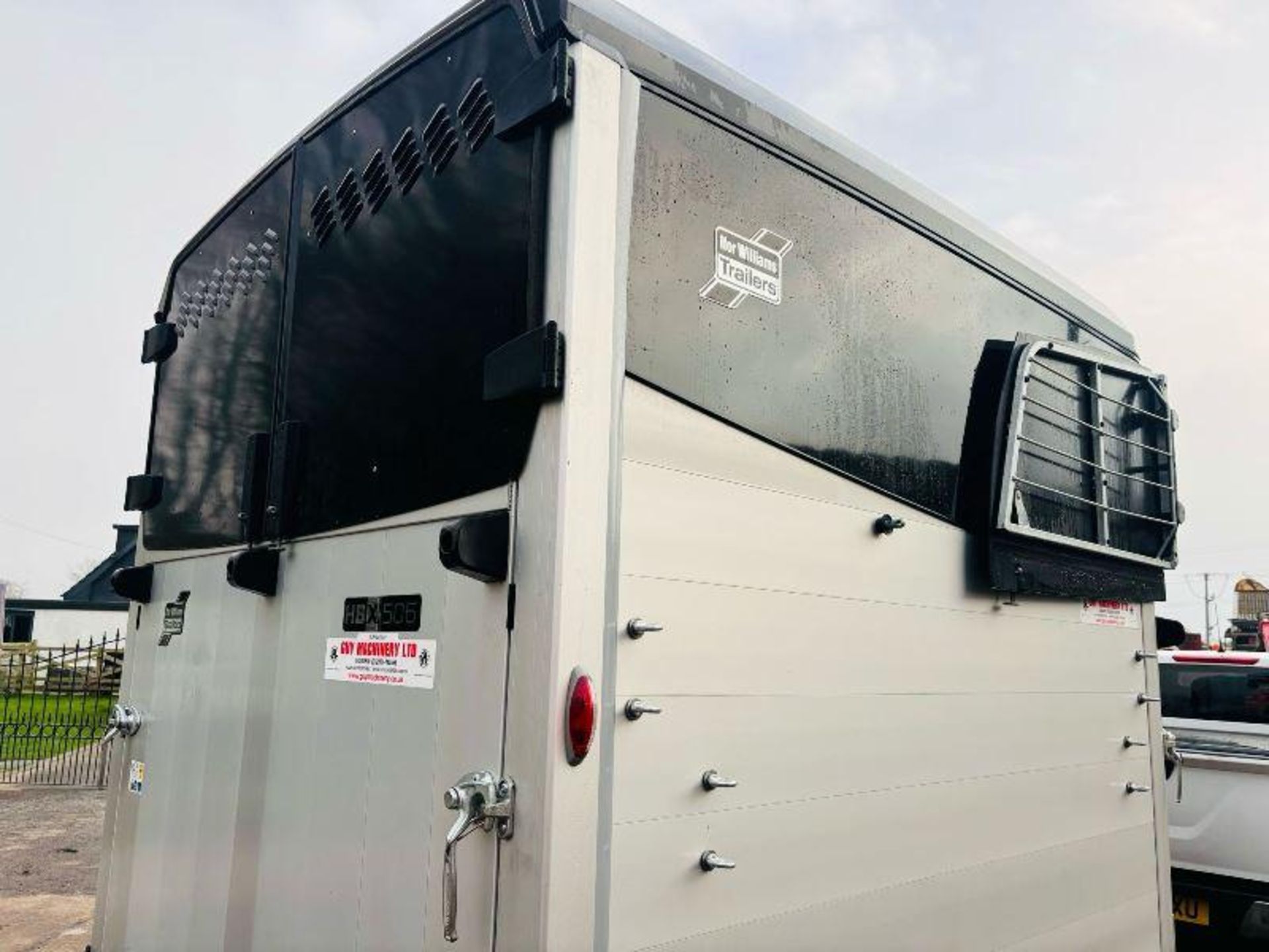 IFOR WILLIAMS TWIN AXLE HORSE BOX *YEAR 2022* C/W PARTITION  - Image 3 of 19