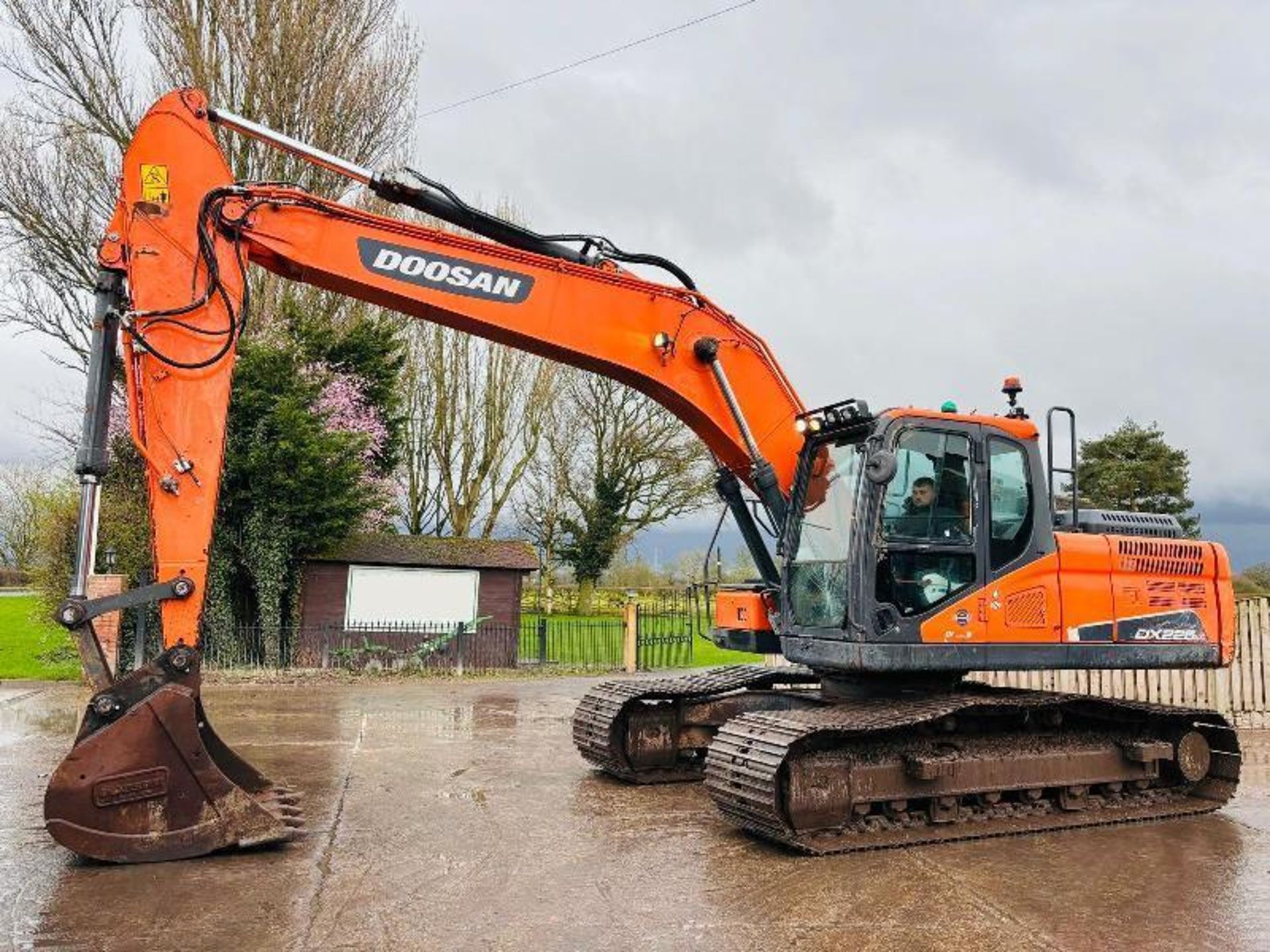 DOOSAN DX225LC-5 TRACKED EXCAVATOR *YEAR 2019* C/W BUCKET 