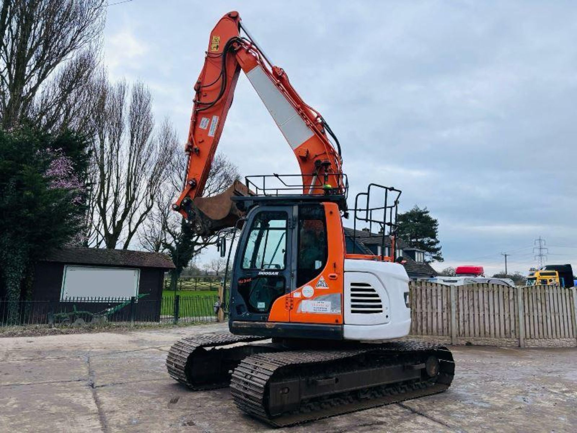 DOOSAN DX140LCR TRACKED EXCAVATOR *YEAR 2016* C/W QUICK HITCH & BUCKET - Image 17 of 19