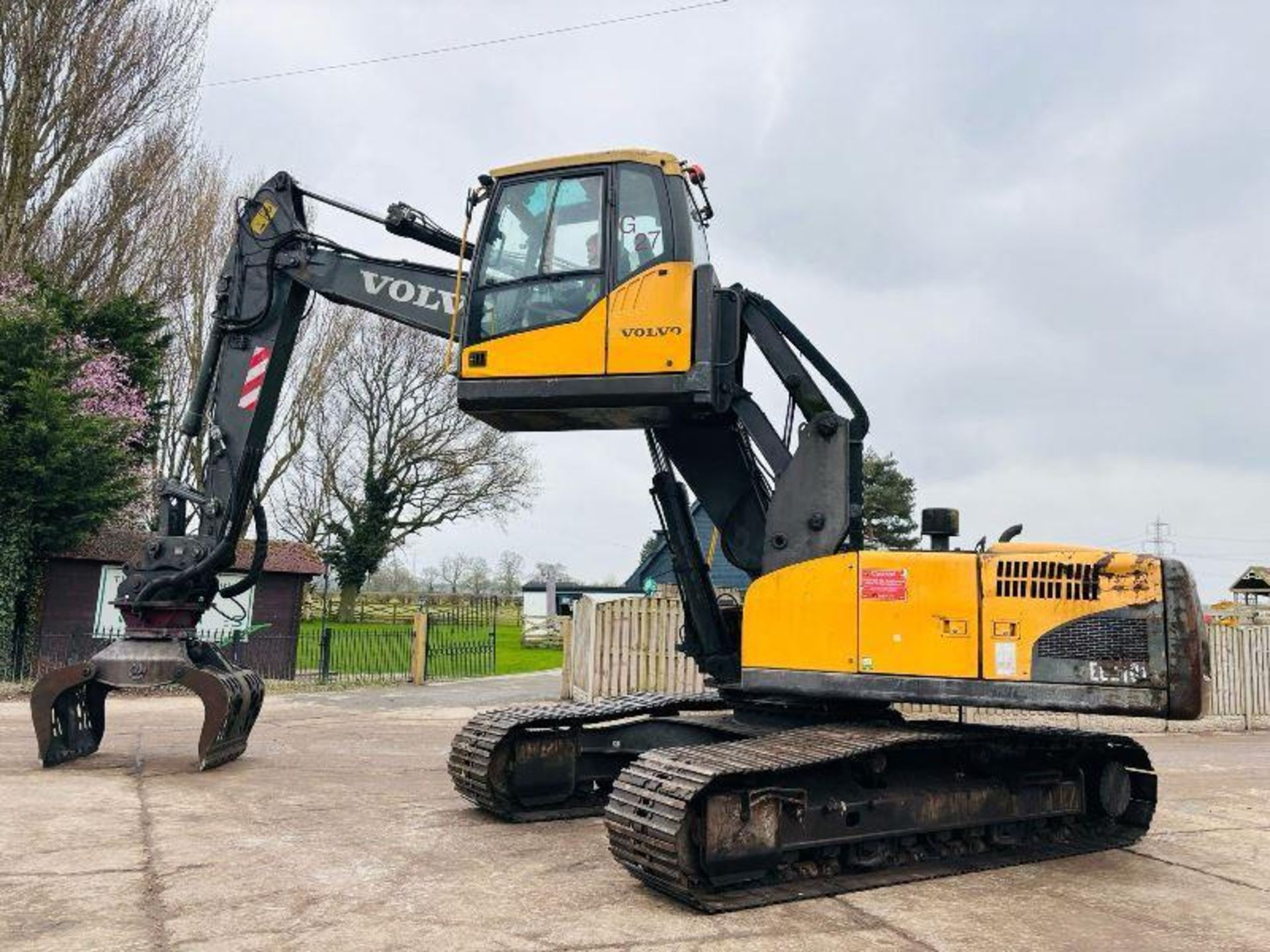 VOLVO EC210L HIGH RISE CABIN TRACKED EXCAVATOR C/W SELECTOR GRAB  - Image 4 of 18