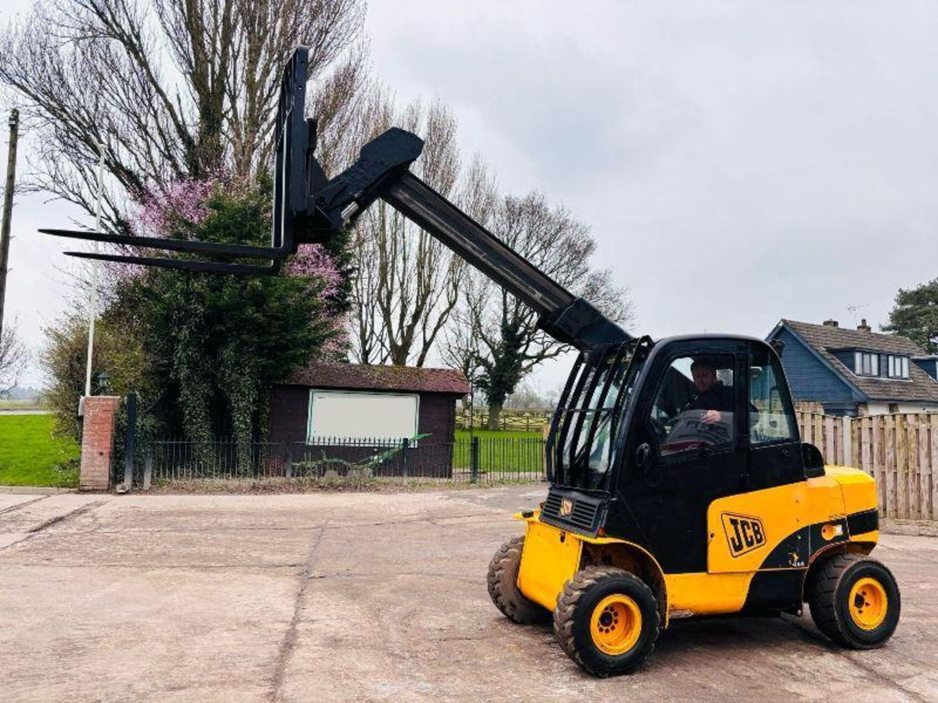 JCB TLT35D 4WD TELETRUCK *YEAR 2010* C/W PALLET TINES  - Image 15 of 17