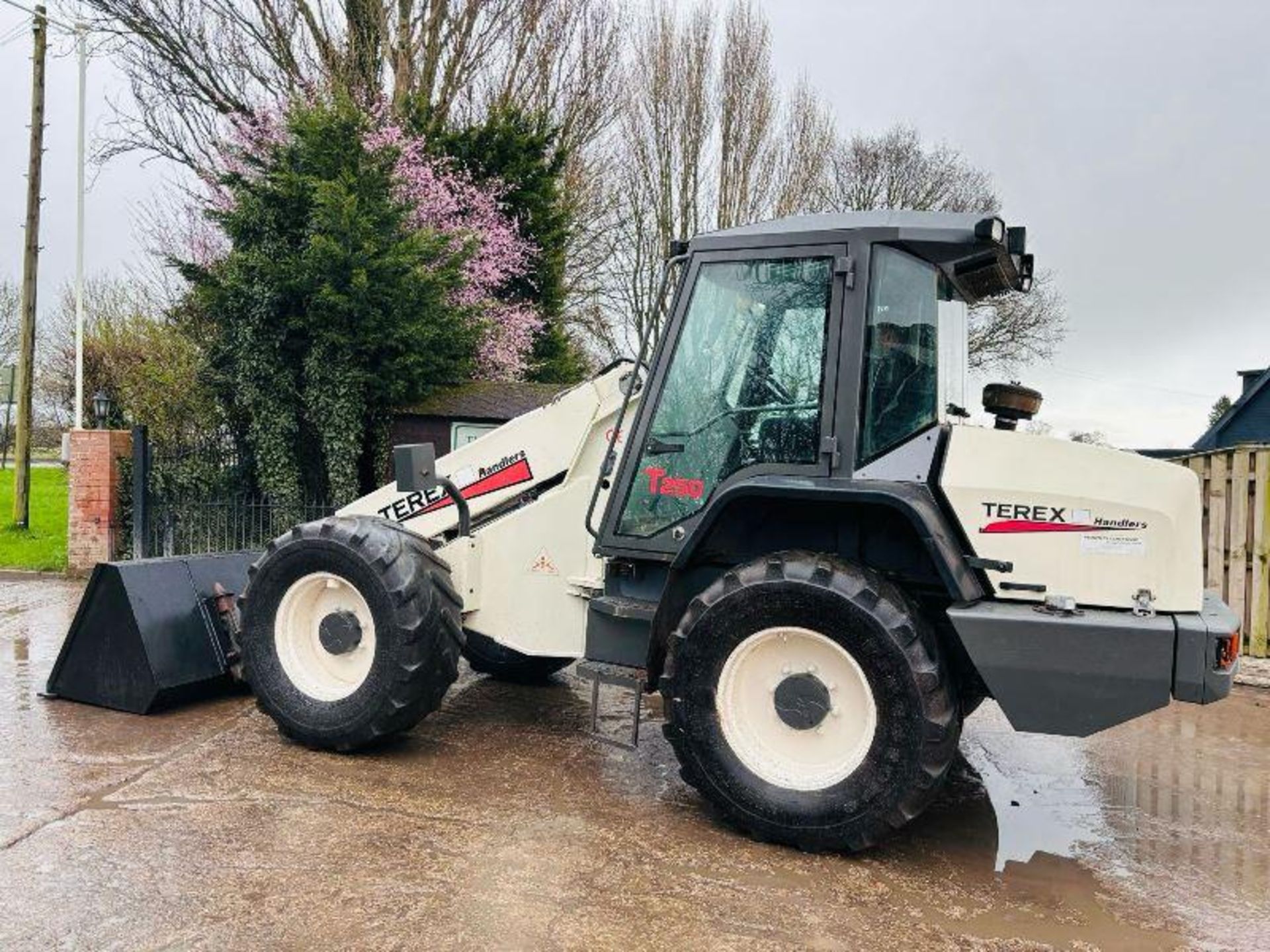 TEREX T250 4WD TELEHANDLER C/W BRAND NEW BUCKET  - Image 12 of 17