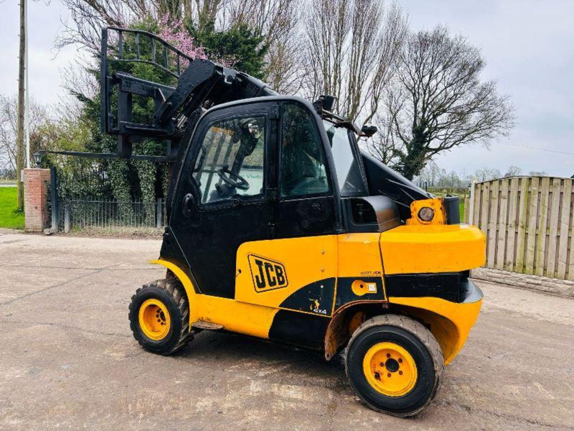 JCB TLT35D 4WD TELETRUCK *YEAR 2010* C/W PALLET TINES  - Image 6 of 17