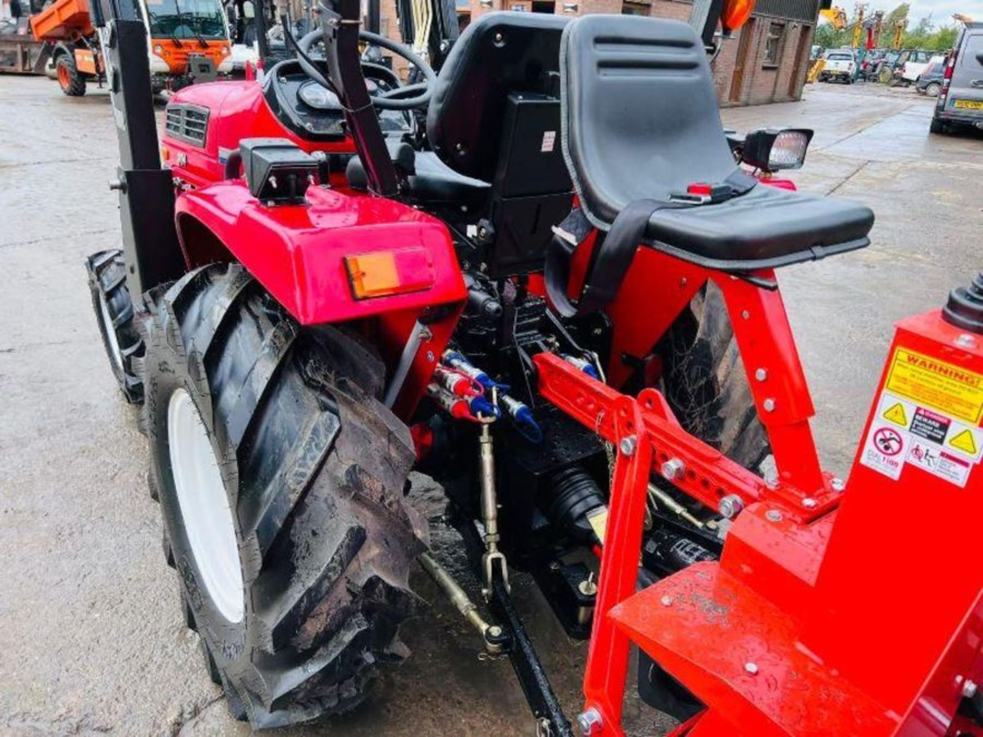 BRAND NEW SIROMER 304 4WD TRACTOR WITH LOADER & BACK ACTOR YEAR 2023 - Image 6 of 15