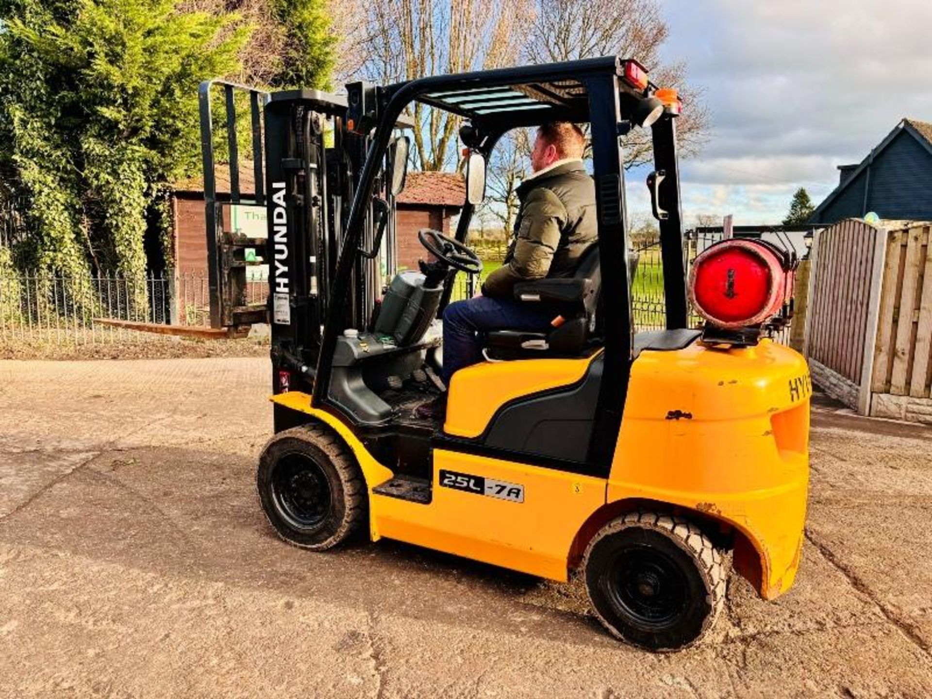 HYUNDAI 25L-7A CONTAINER SPEC FORKLIFT *YEAR 2018, 2172 HOURS* C/W SIDE SHIFT - Image 12 of 17