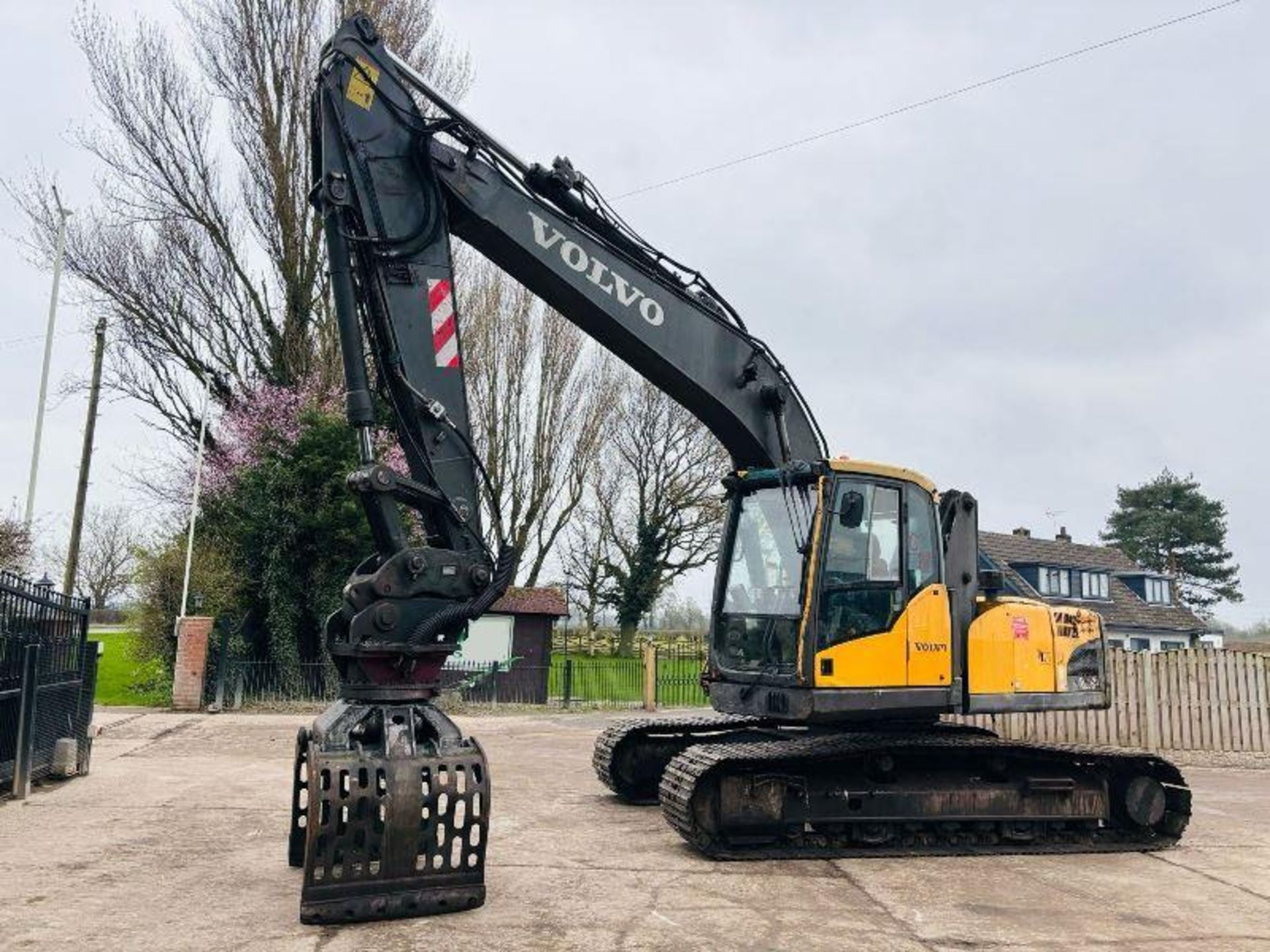 VOLVO EC210L HIGH RISE CABIN TRACKED EXCAVATOR C/W SELECTOR GRAB  - Image 3 of 18