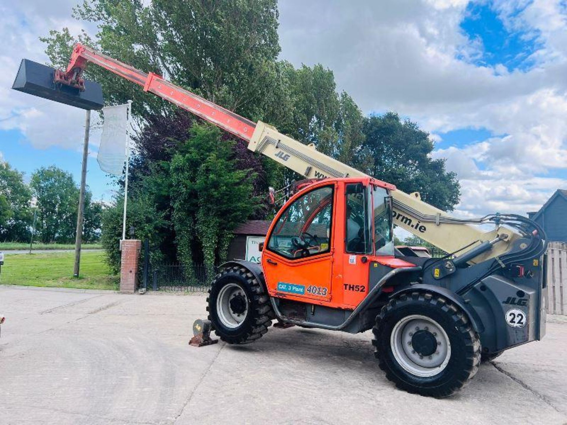 JLG 4013 4WD TELEHANDLER *13 METER REACH, 5961 HOURS* C/W PALLET TINES - Bild 2 aus 13