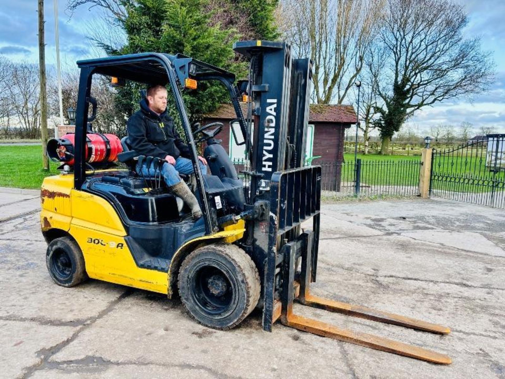 HYUNDAI 25L-9A CONTAINER SPEC FORKLIFT *YEAR 2017, 2956 HOURS* C/W SIDE SHIFT