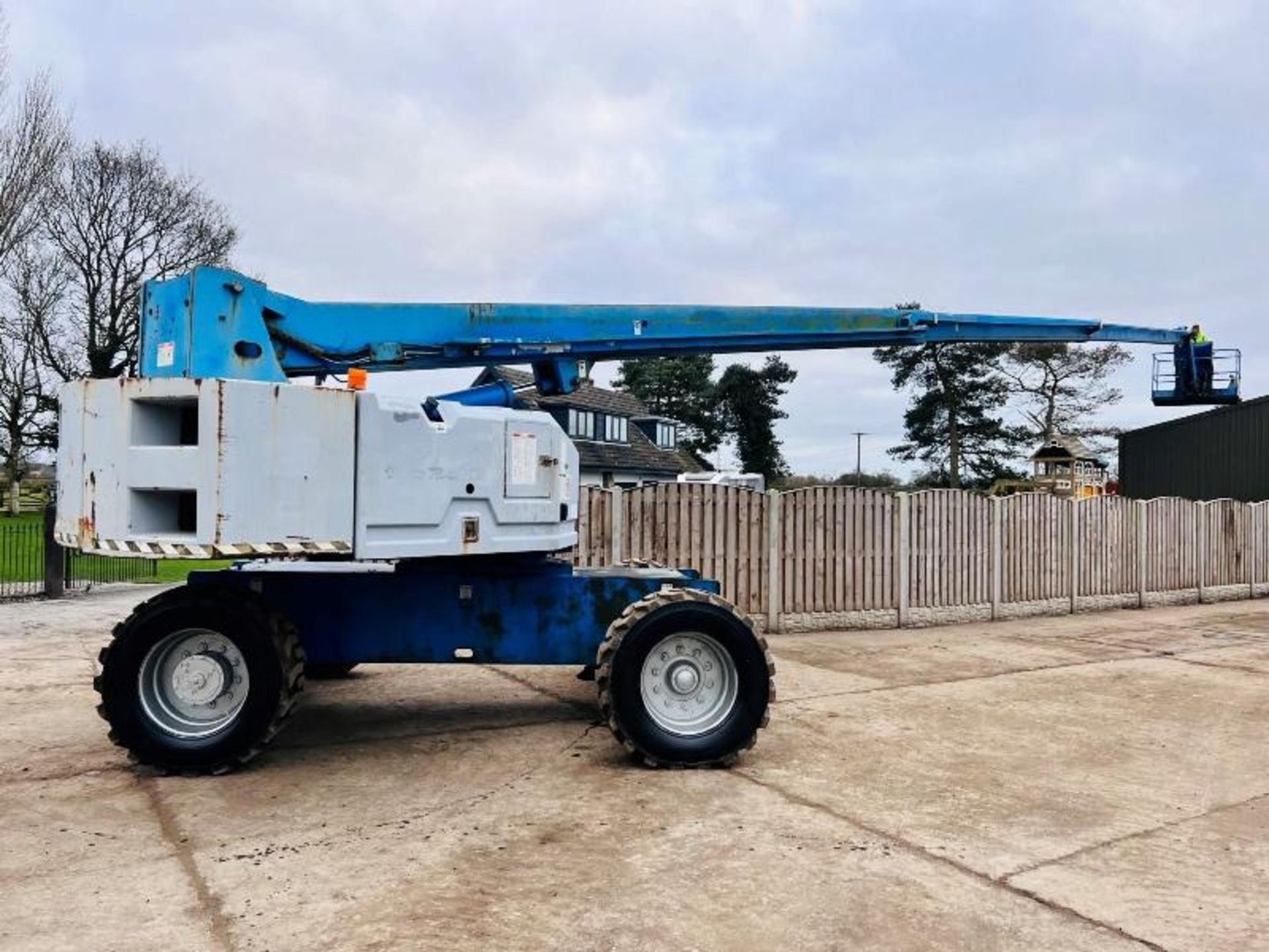 GENIE S85 AIREL PLATFORM * 85 FOOT WORKING HEIGHT * C/W HYDRAULIC PUSH OUT AXLES - Image 3 of 17