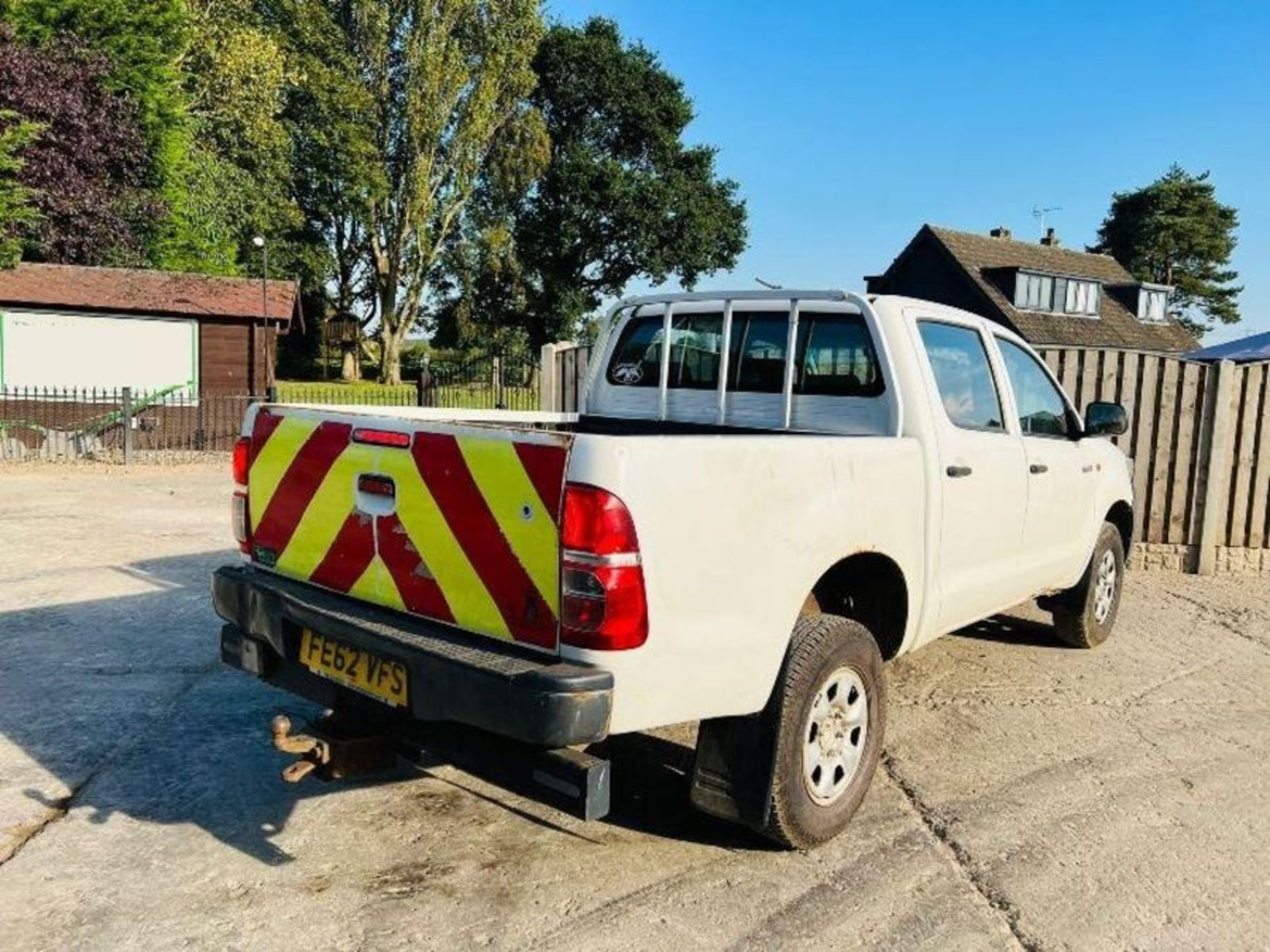 TOYOTA HILUX 2.5L DOUBLE CAB PICK UP *YEAR 2012* - Image 10 of 12