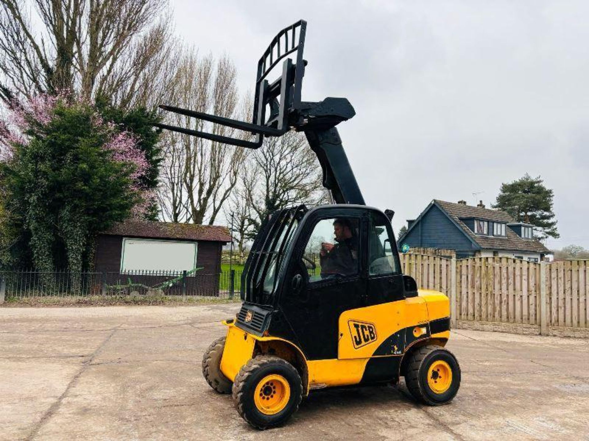 JCB TLT35D 4WD TELETRUCK *YEAR 2010* C/W PALLET TINES  - Image 16 of 17