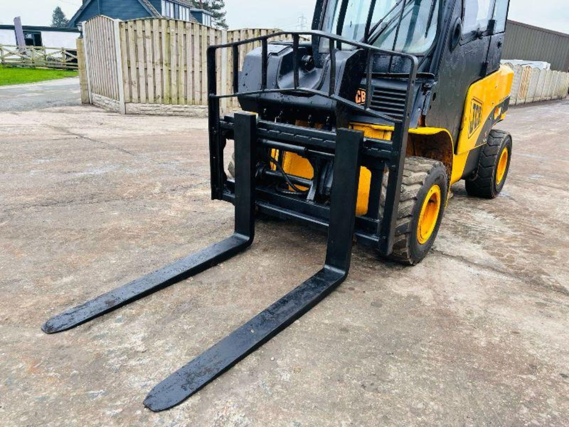 JCB TLT35D 4WD TELETRUCK *YEAR 2010* C/W PALLET TINES  - Image 12 of 17