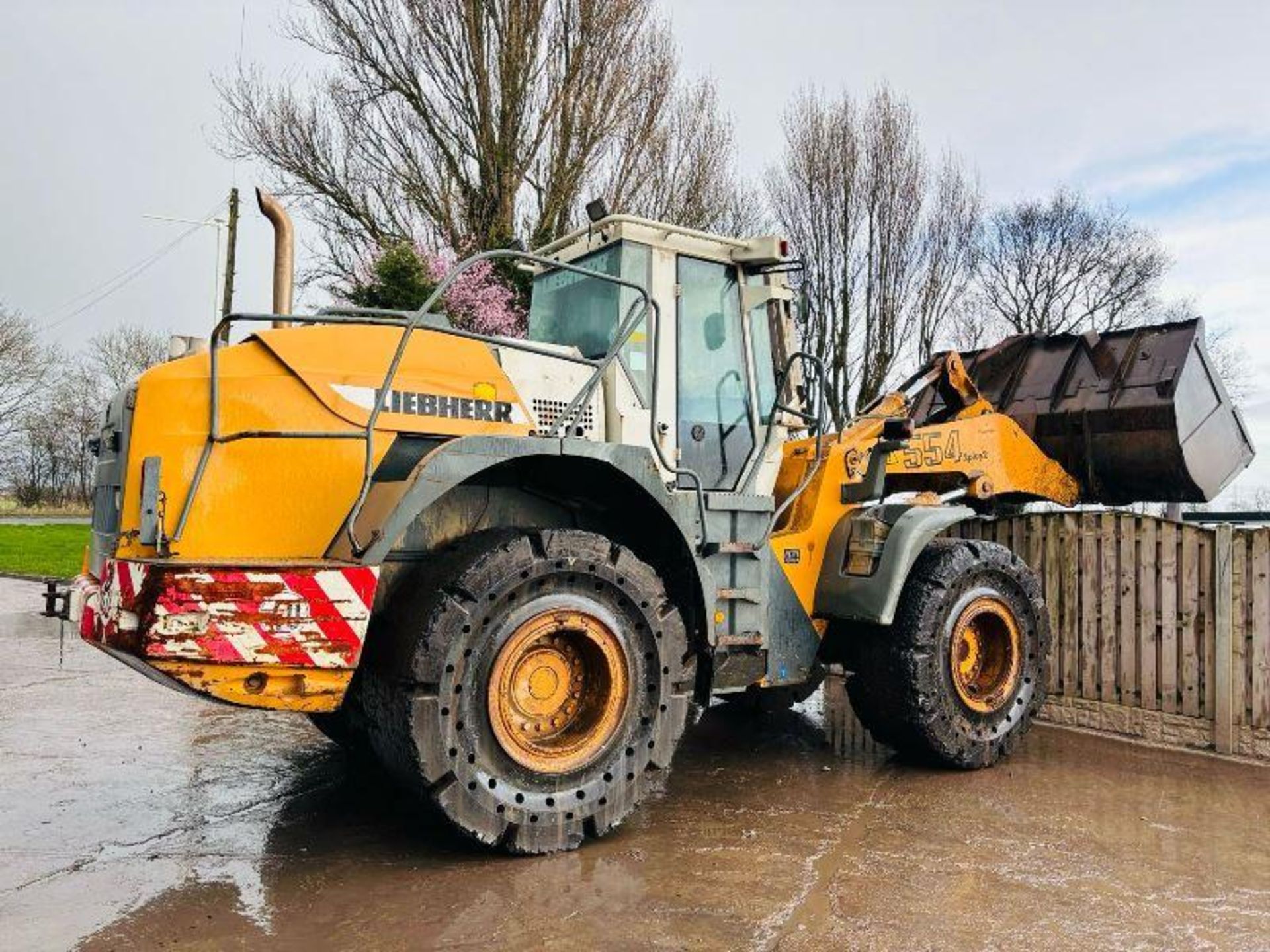 LIEBHERR 554 4WD LOADING SHOVEL C/W AC CABIN & BUCKET  - Image 17 of 18