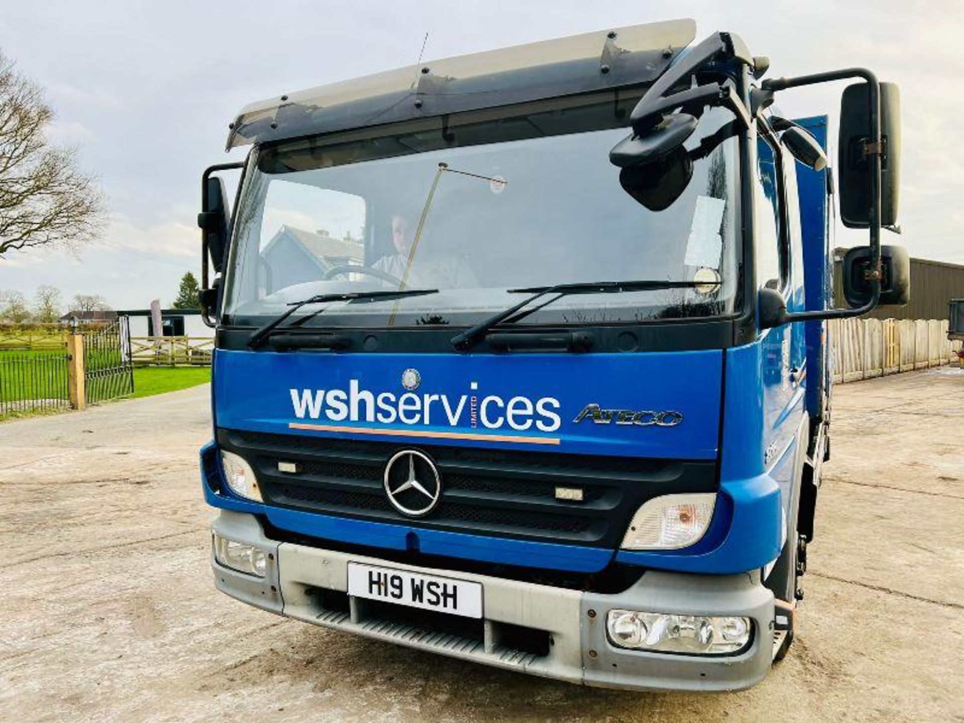 MERCEDES 816 4X2 TIPPER LORRY C/W WINCH & STORAGE LOCKERS  - Image 9 of 19