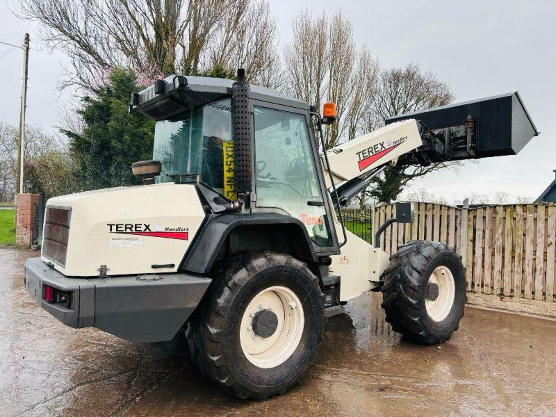 TEREX T250 4WD TELEHANDLER C/W BRAND NEW BUCKET  - Image 4 of 17