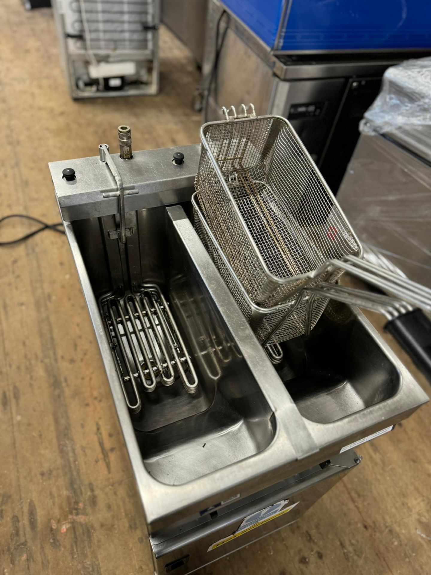 VALENTINES EVO SERIES 3 PHASE ELECTRIC FRYER - SELF FILTRATION - FULLY WORKING - Image 4 of 6