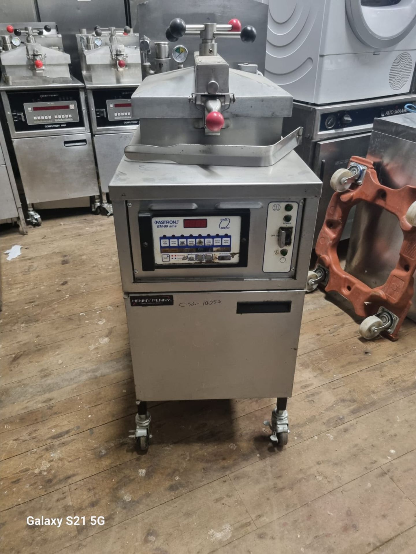 HENNY PENNY PRESSURE GAS FRYER - FASTRON COMPUTER - HAS BEEN FULLY REFURBISHED