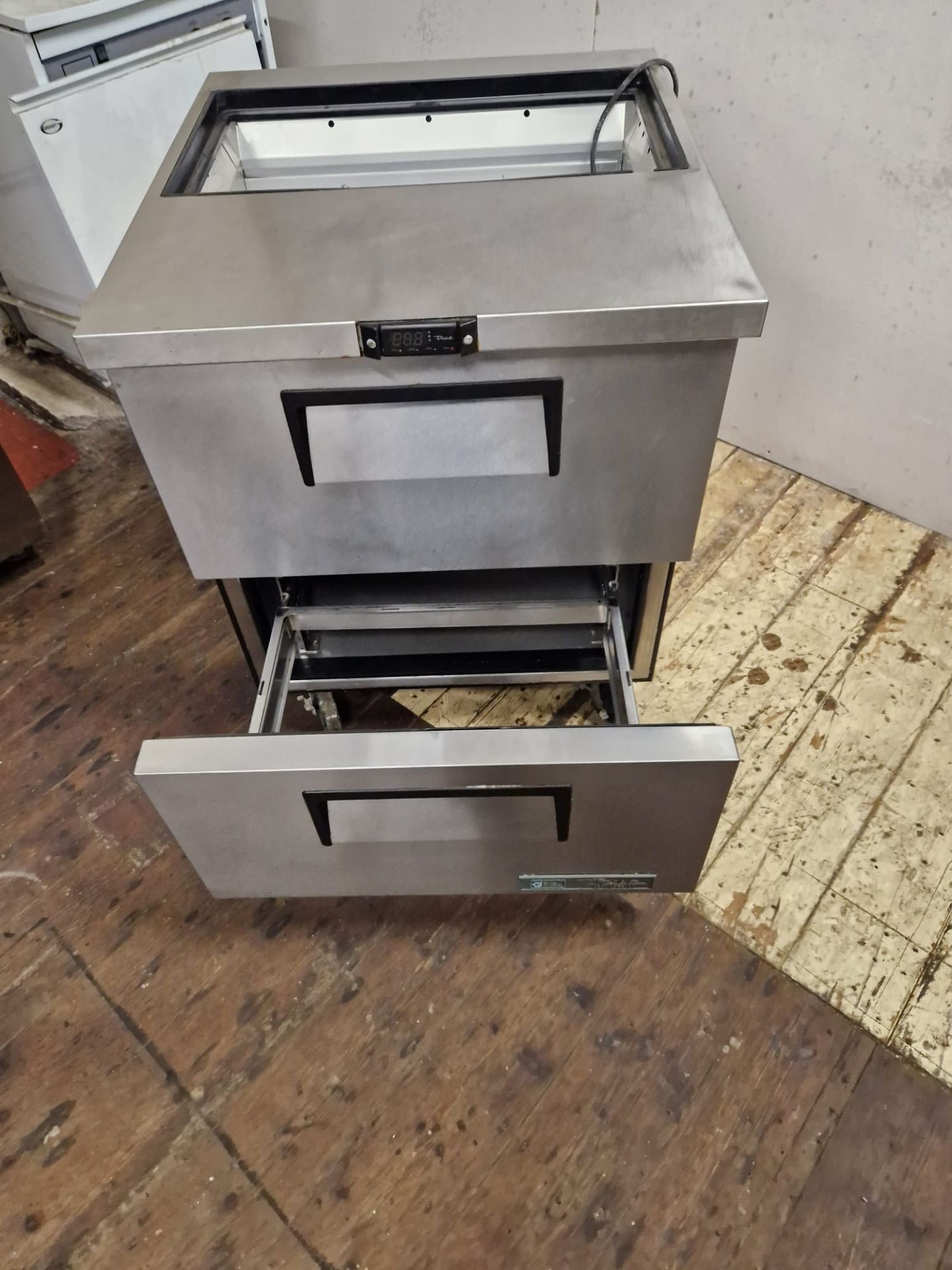 TRUE DOUBLE DRAWER PREP FRIDGE - ALMOST NEW CONDITION - FULLY WORKING AND SERVICED - Bild 2 aus 5