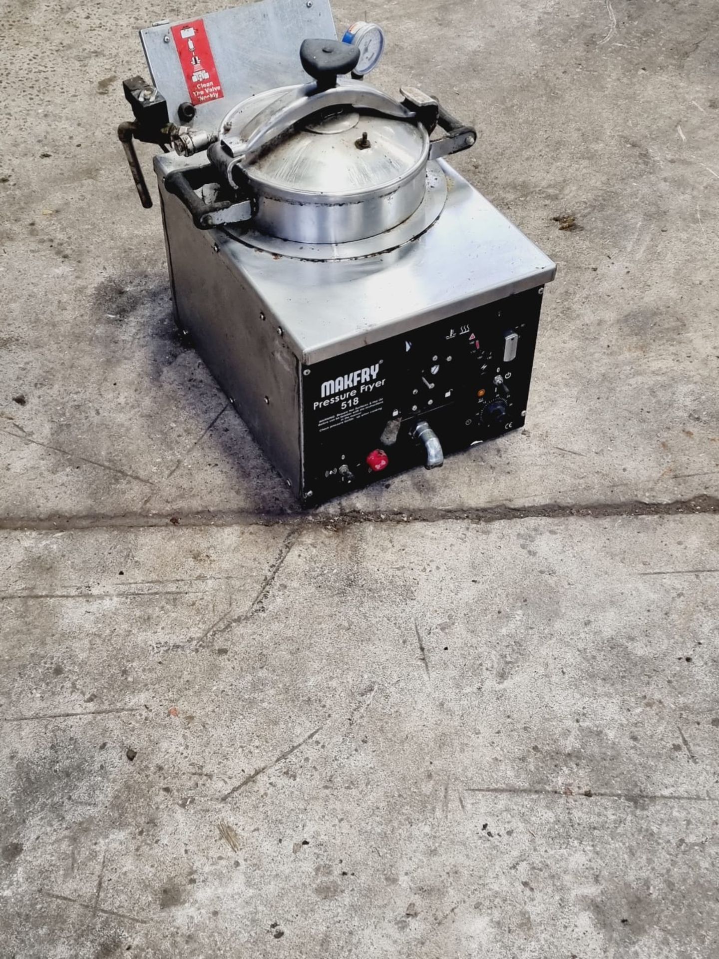 MC FRYER CHICKEN PRESSURE FRYER - TABLE TOP 13 AMP UK PLUG