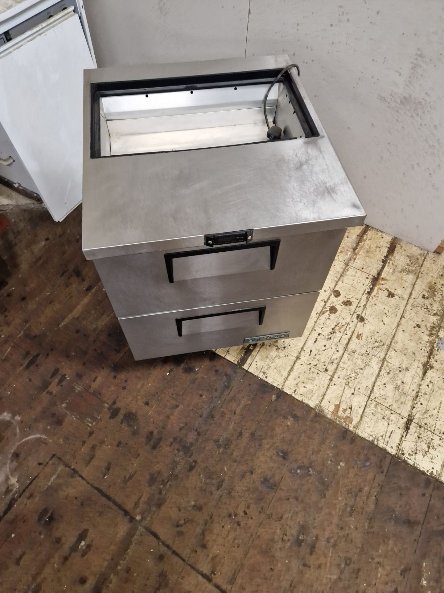 TRUE DOUBLE DRAWER PREP FRIDGE - ALMOST NEW CONDITION - FULLY WORKING AND SERVICED - Image 3 of 5