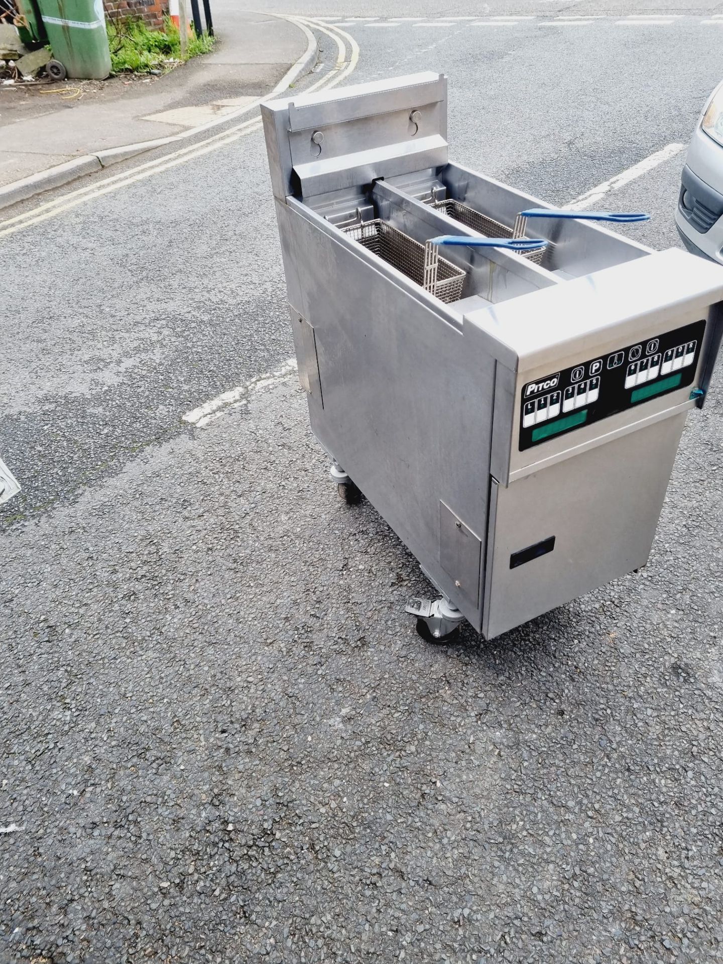 PITCO DOUBLE TANK ELECTRIC FRYER - FULLY COMPUTER - 3 PHASE ELECTRIC - Image 2 of 6