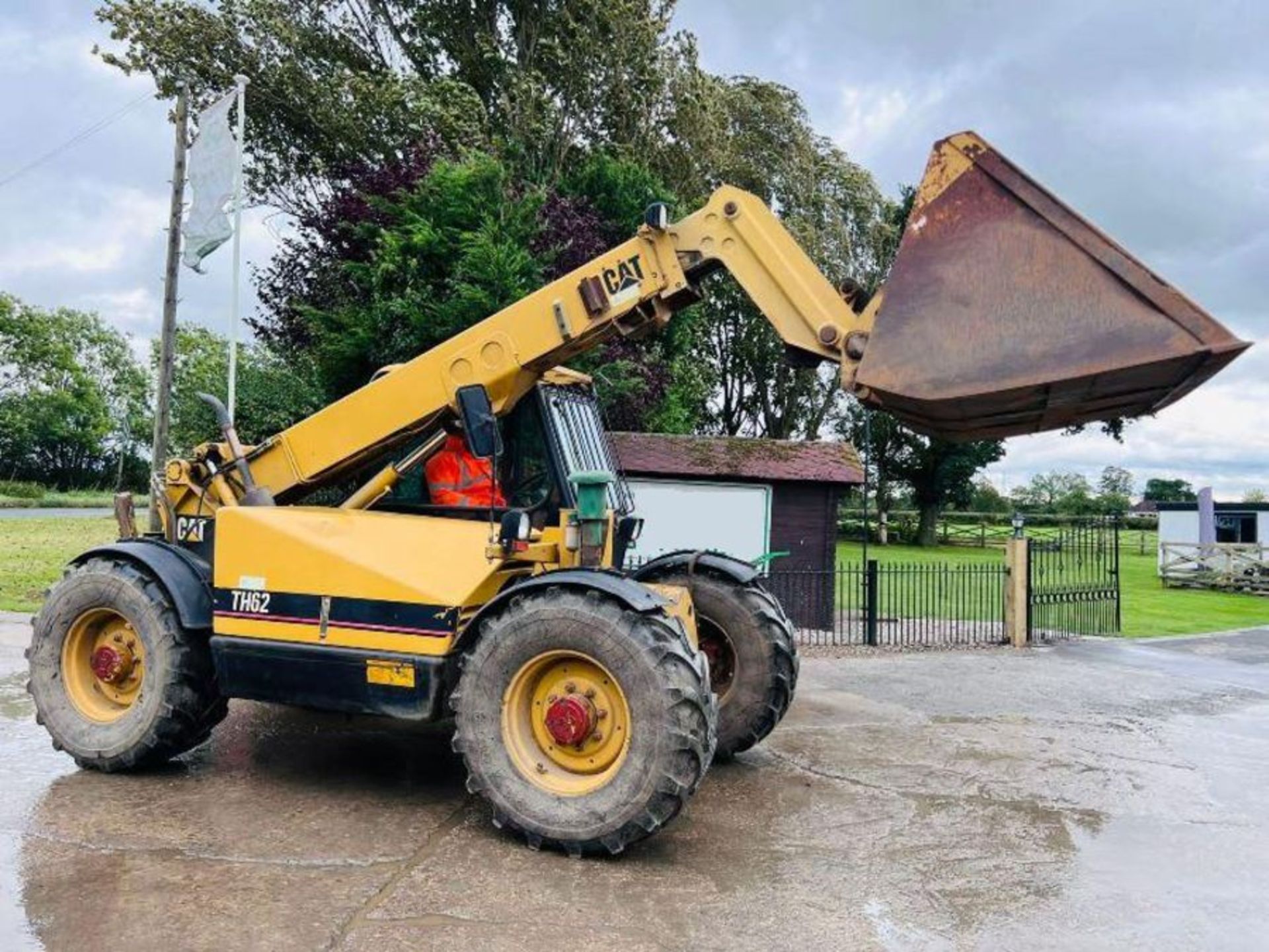 CATERPILLAR TH62 4WD TELEHANDLER *AG-SPEC* C/W PICK UP HITCH