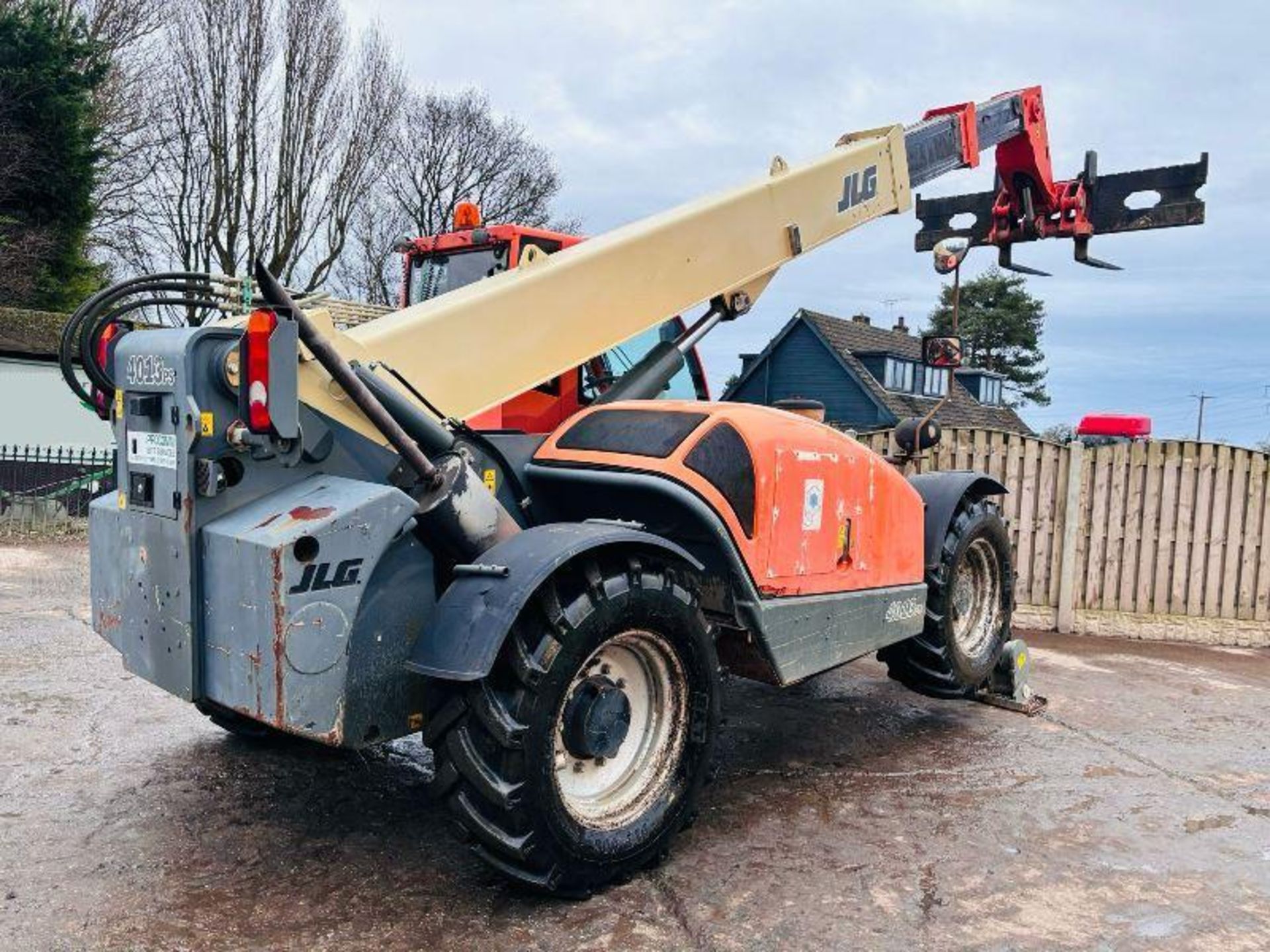 JLG 4013 4WD TELEHANDLER *13 METER REACH, 6283 HOURS* C/W PALLET TINES - Image 2 of 20