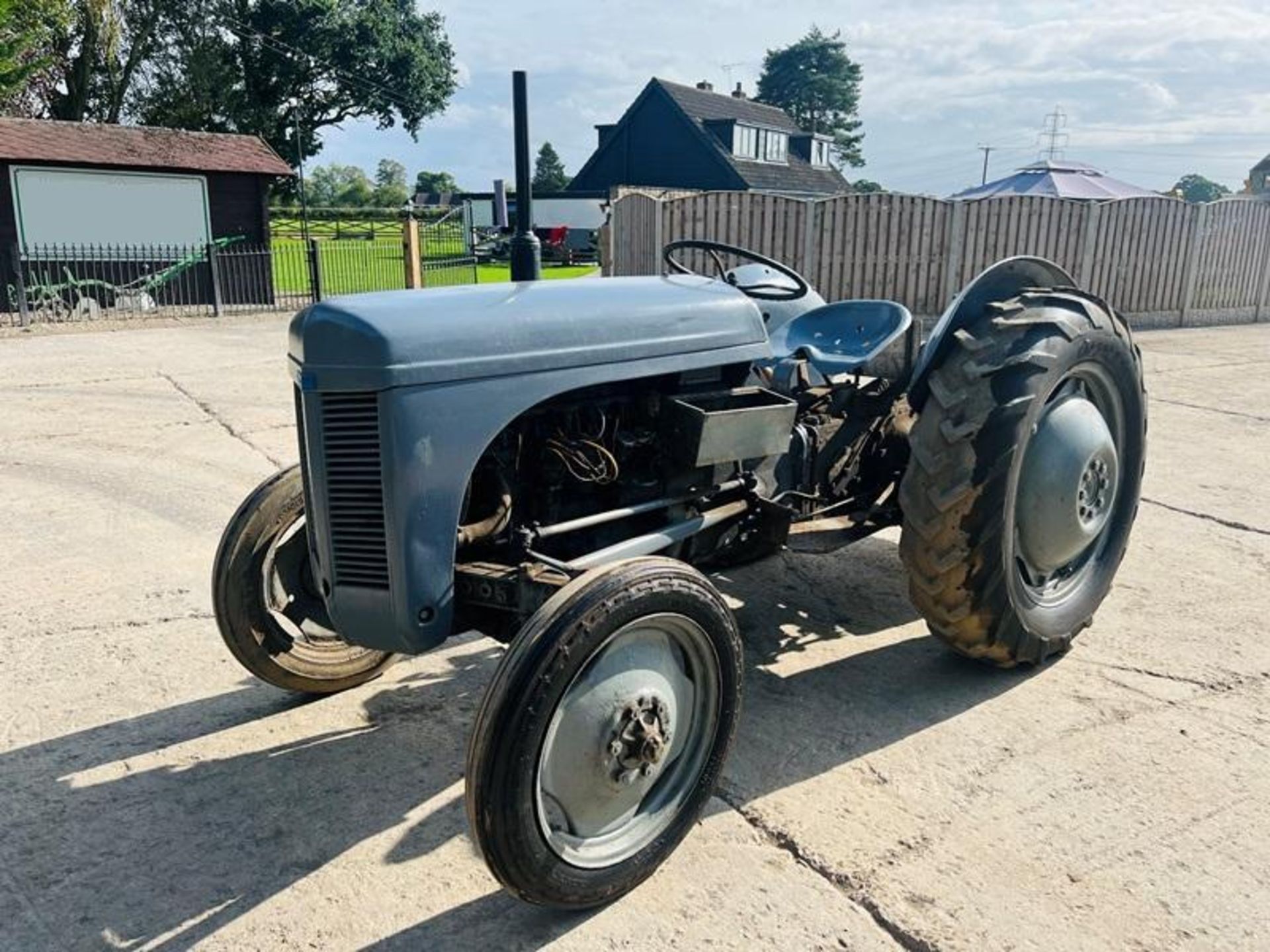 GREY FERGUSON 2WD TRACTOR C/W REAR WEIGHT BLOCK - Image 7 of 8