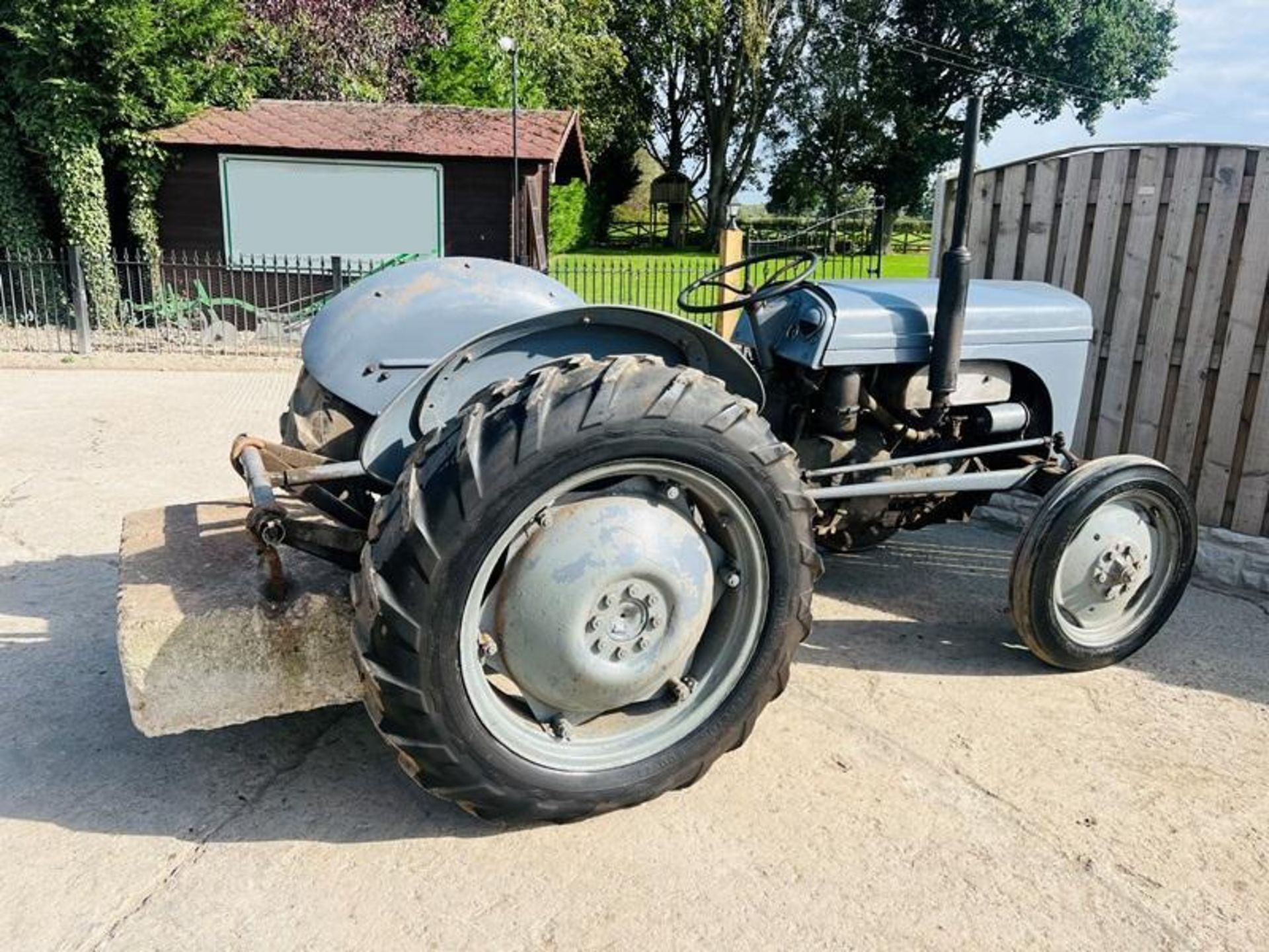 GREY FERGUSON 2WD TRACTOR C/W REAR WEIGHT BLOCK - Image 2 of 8