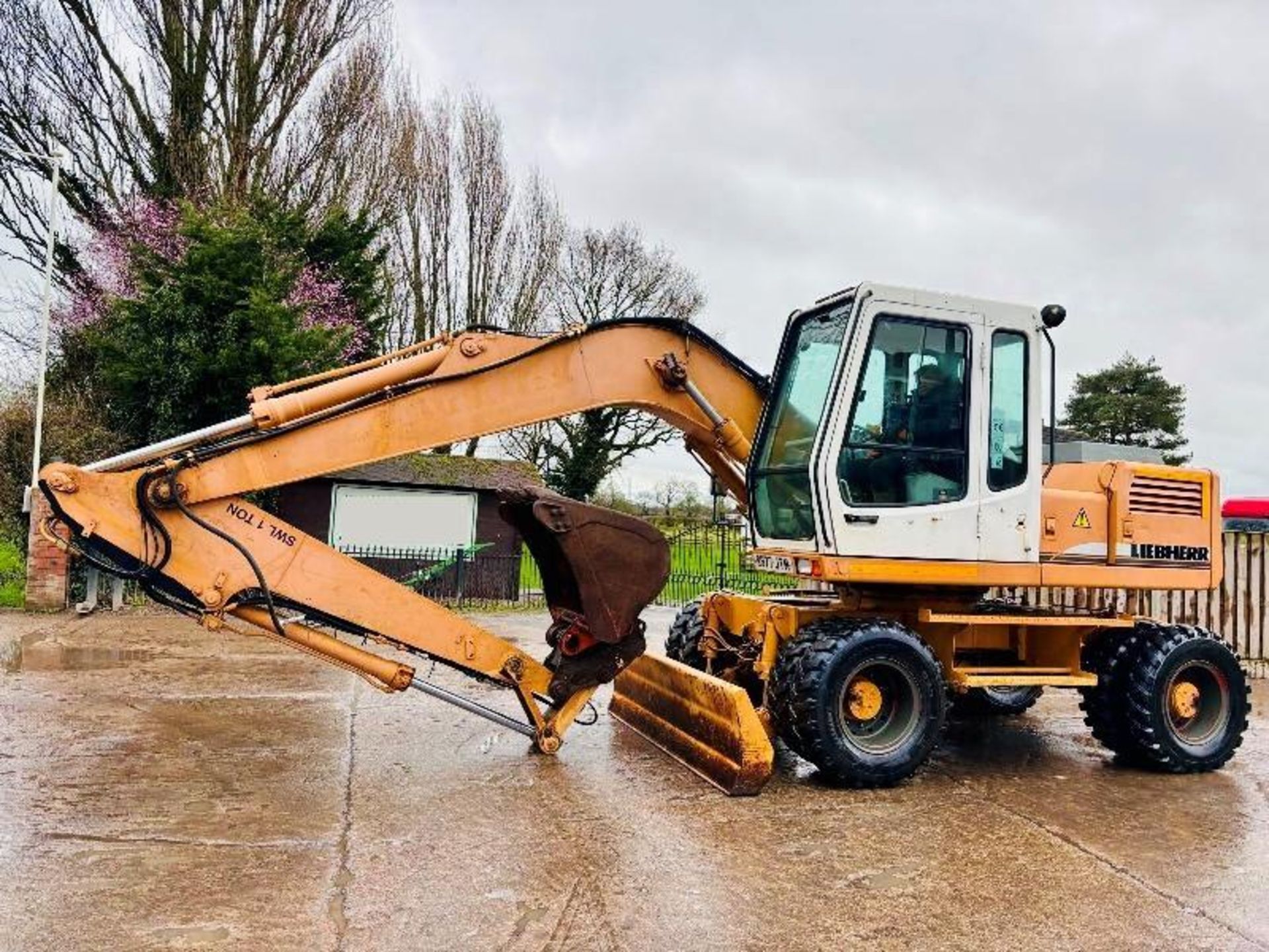 LIEBHERR 900 4WD WHEELED EXCAVATOR C/W QUICK HITCH & BUCKET - Bild 17 aus 18