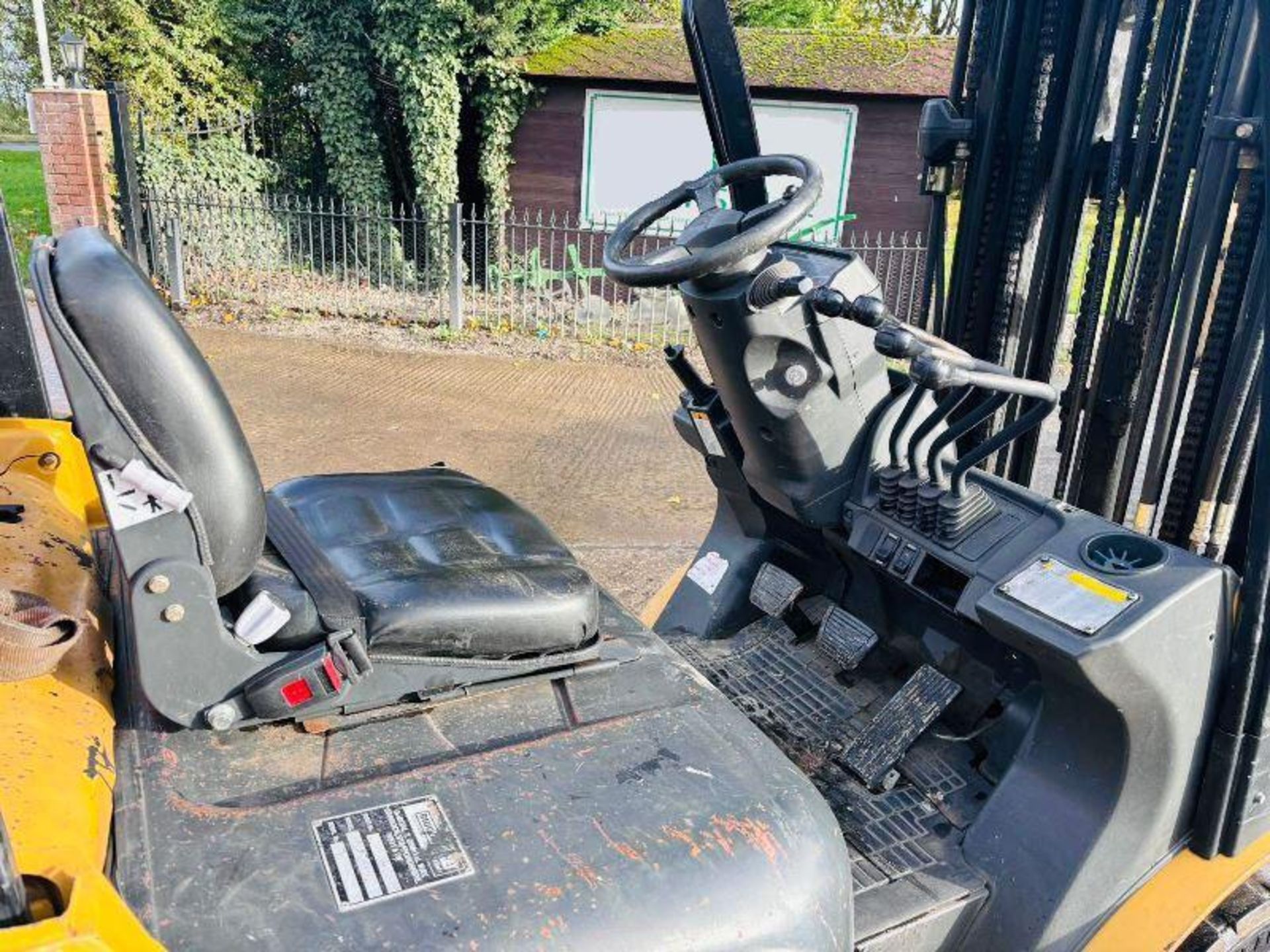 CATERPILLAR GR25N CONTAINER SPEC FORKLIFT C/W 3 STAGE MAST - Image 2 of 15