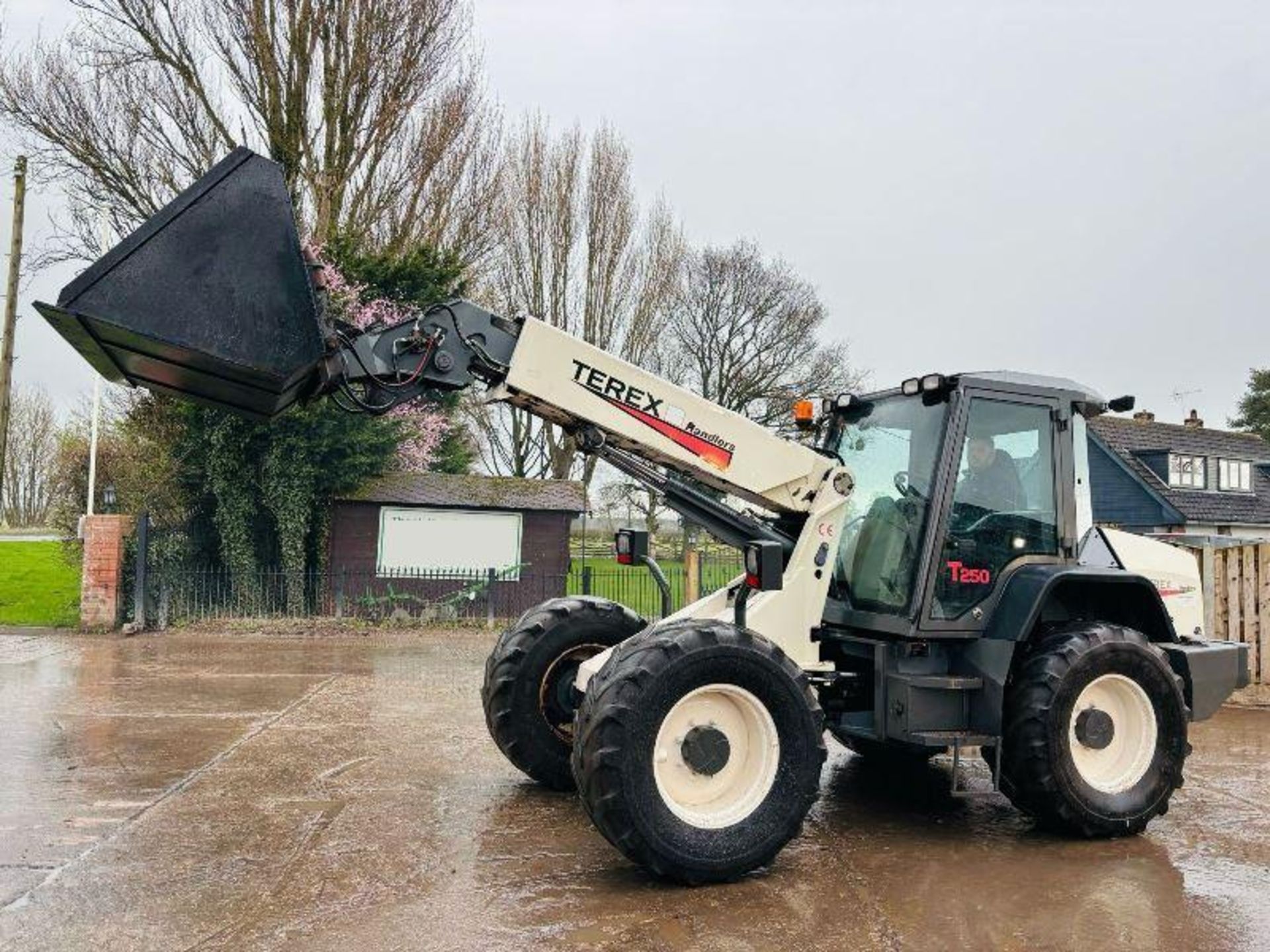 TEREX T250 4WD TELEHANDLER C/W BRAND NEW BUCKET - Image 16 of 17