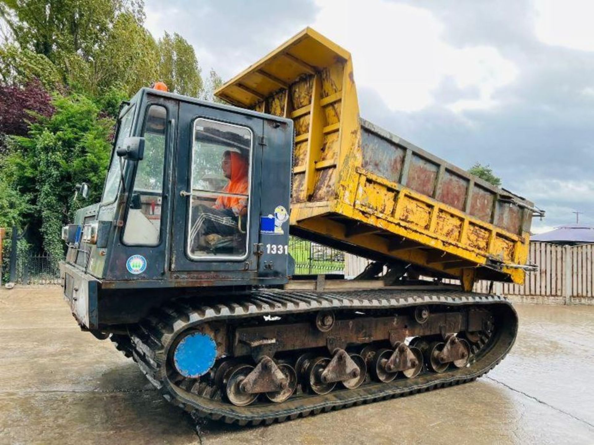 MOROOKA MST2000 TRACKED DUMPER C/W CONCRETE SHOOT & REVERSE CAMERA - RECENTLY SERVICED.