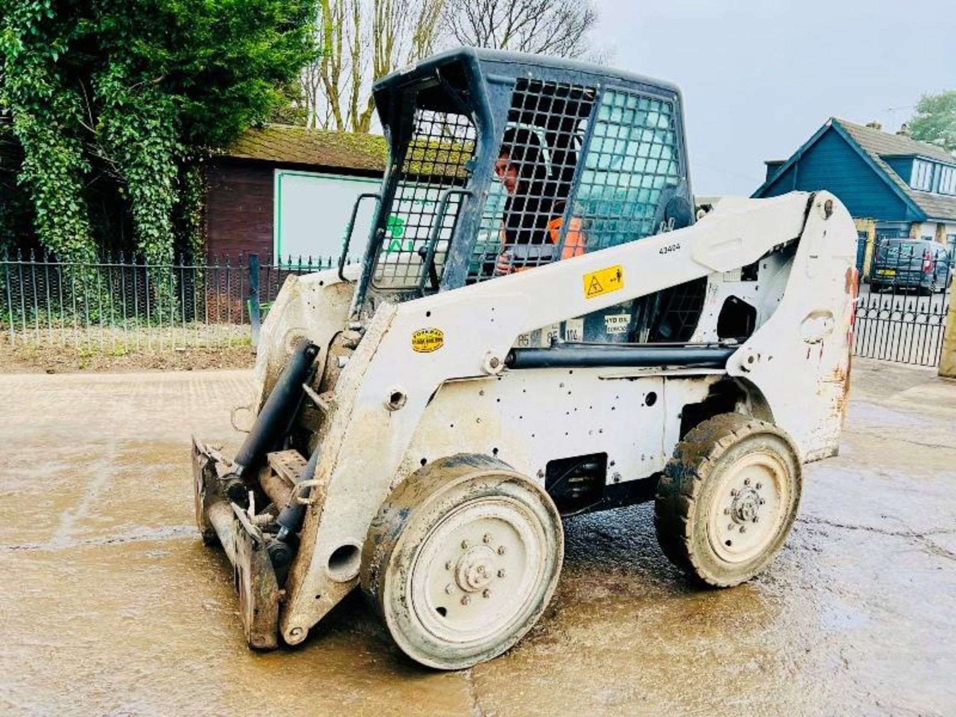 BOBCAT S220 SKIDSTEER *HIGH FLOW* C/W SOLID TYRES - Image 14 of 15