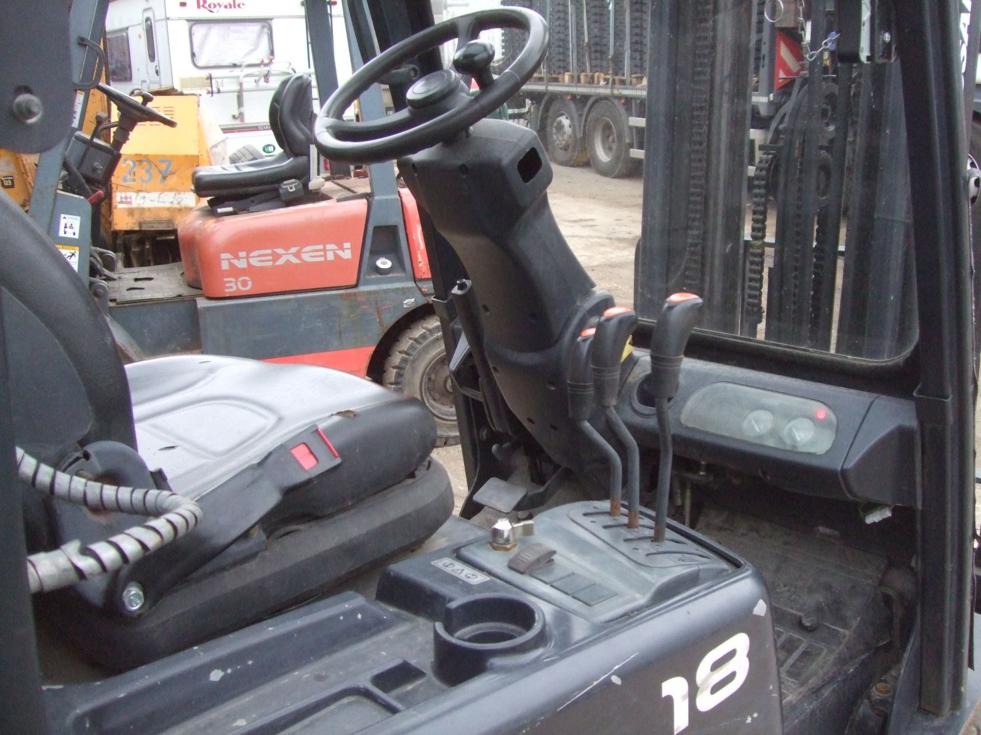 DOOSAN G18-5 GAS FORKLIFT - TRIPLE / CONTAINER SPEC MAST - YOM 2013 - 6872 RECORDED HOURS - Image 3 of 5