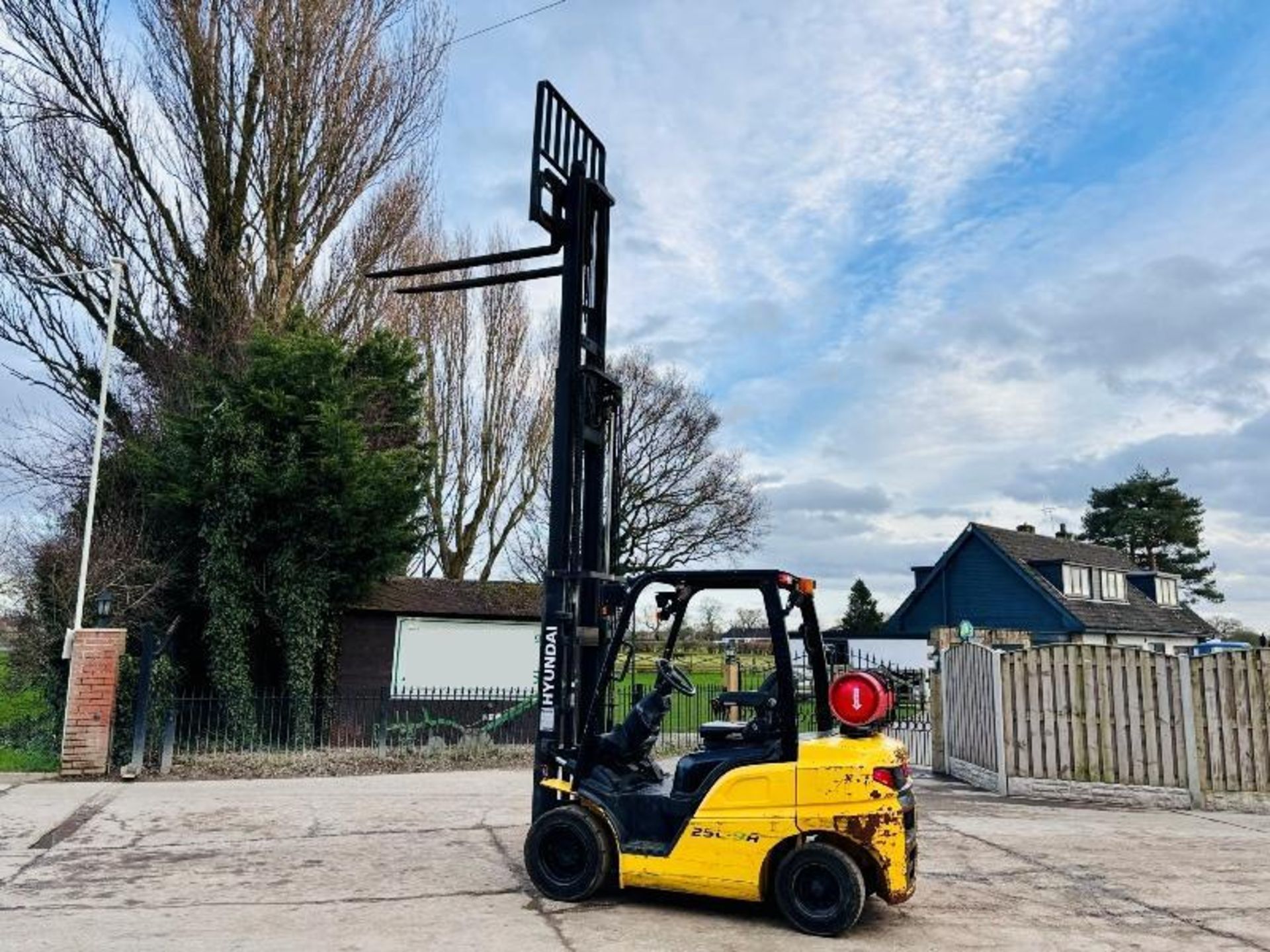 HYUNDAI 25L-9A CONTAINER SPEC FORKLIFT *YEAR 2017, 4463 HOURS* C/W PALLET TINES - Bild 5 aus 18