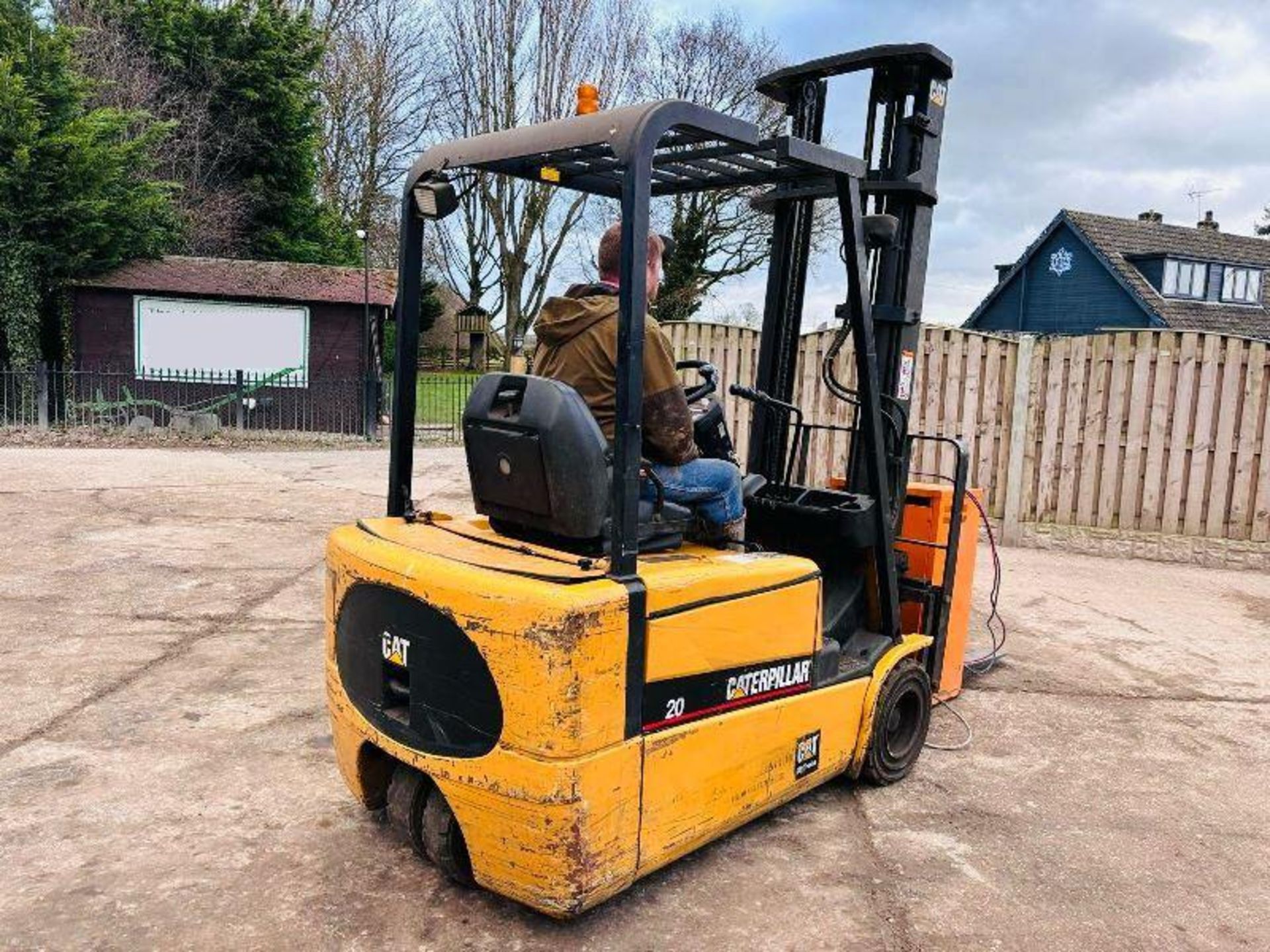 CATERPILLAR 20 BATTERY FORKLIFT C/W BATTERY CHARGER