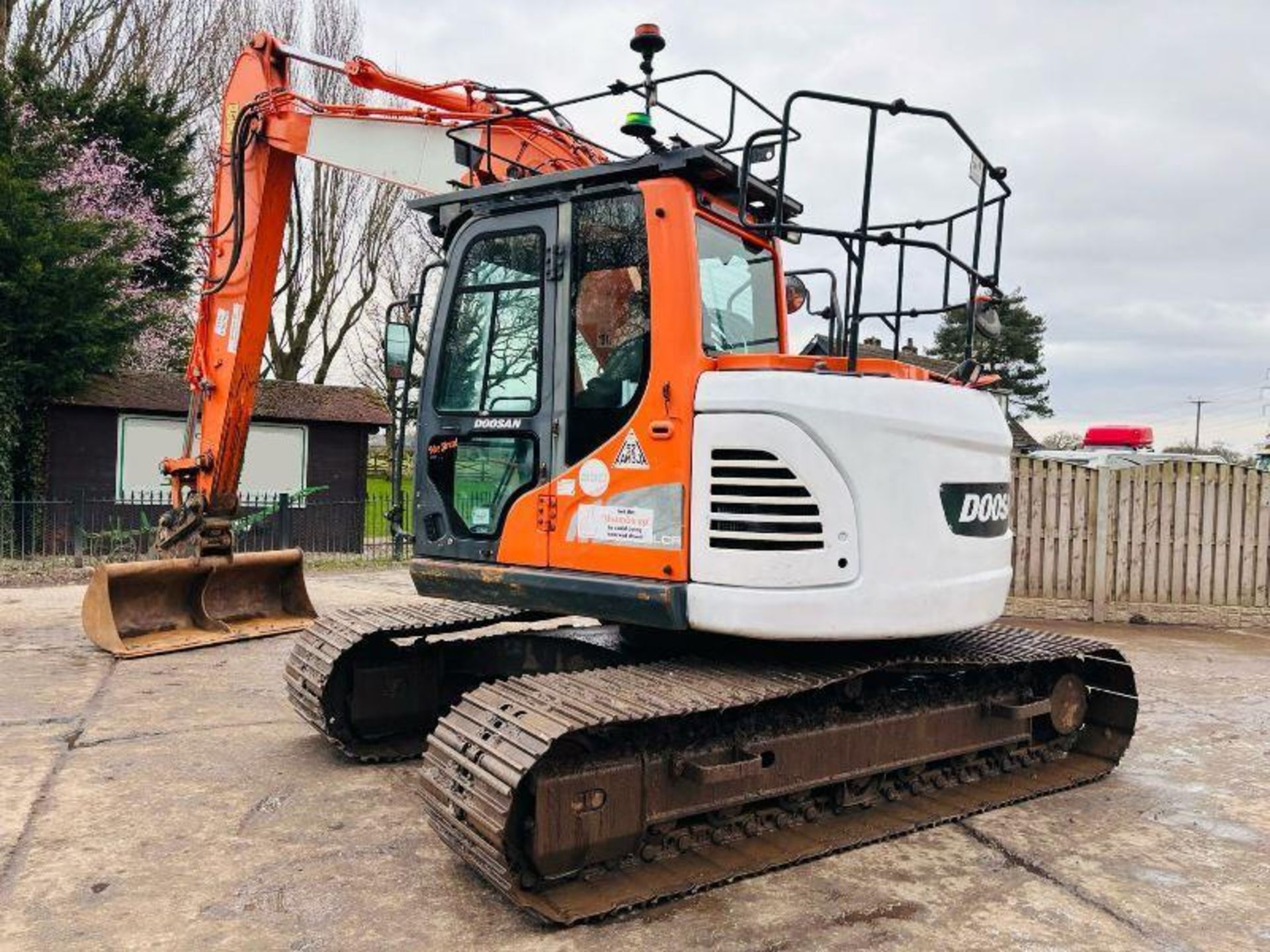 DOOSAN DX140LCR TRACKED EXCAVATOR *YEAR 2016* C/W QUICK HITCH & BUCKET - Image 3 of 19