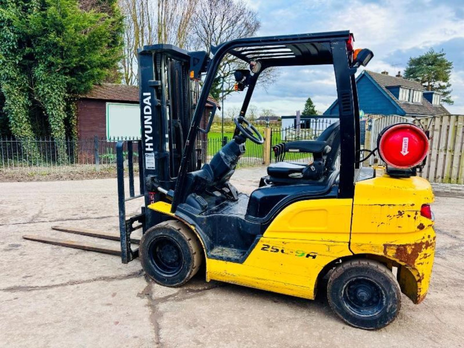 HYUNDAI 25L-9A CONTAINER SPEC FORKLIFT *YEAR 2017, 4463 HOURS* C/W PALLET TINES - Bild 2 aus 18