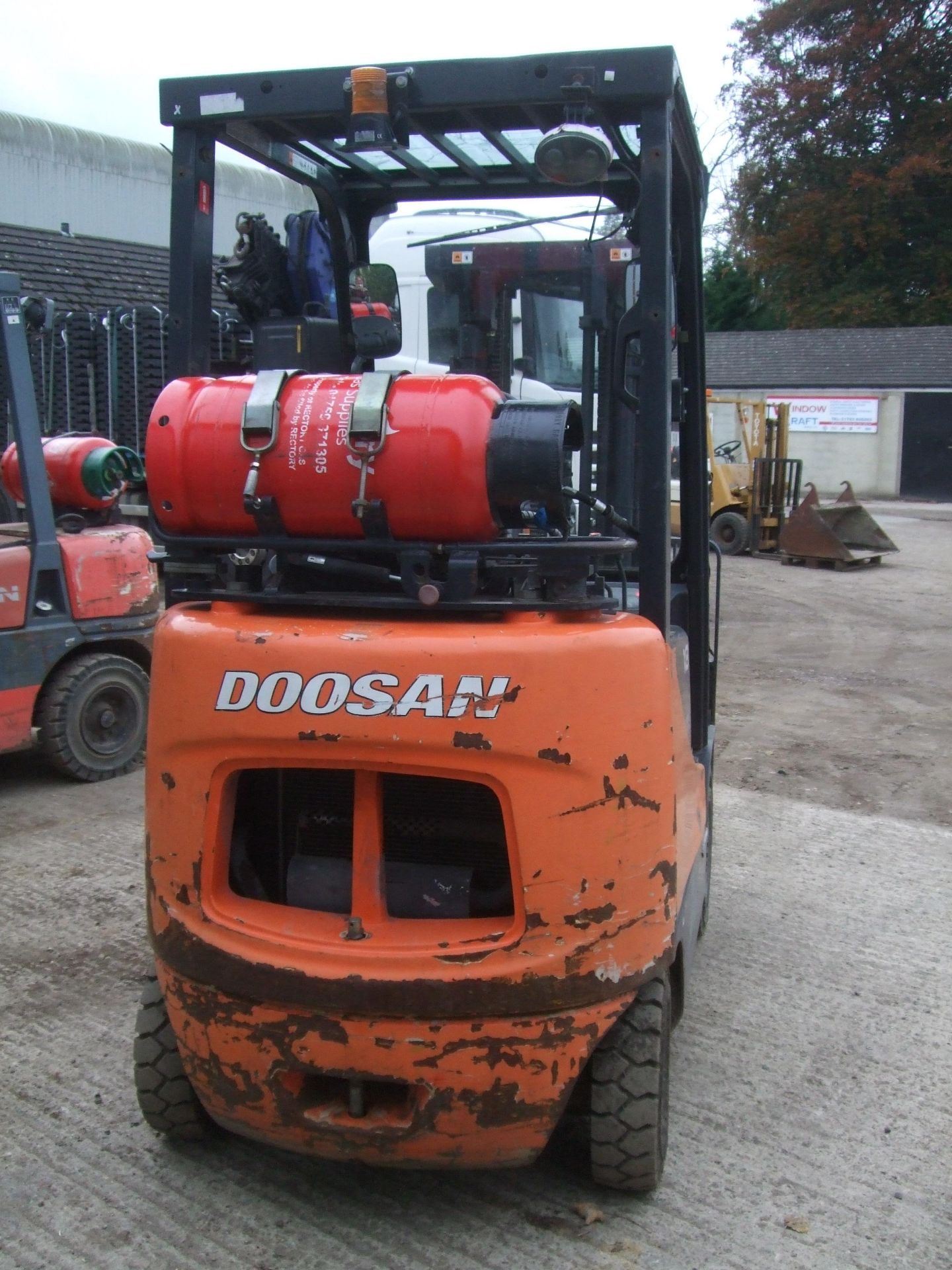 DOOSAN G18-5 GAS FORKLIFT - TRIPLE / CONTAINER SPEC MAST - YOM 2013 - 6872 RECORDED HOURS - Image 2 of 5