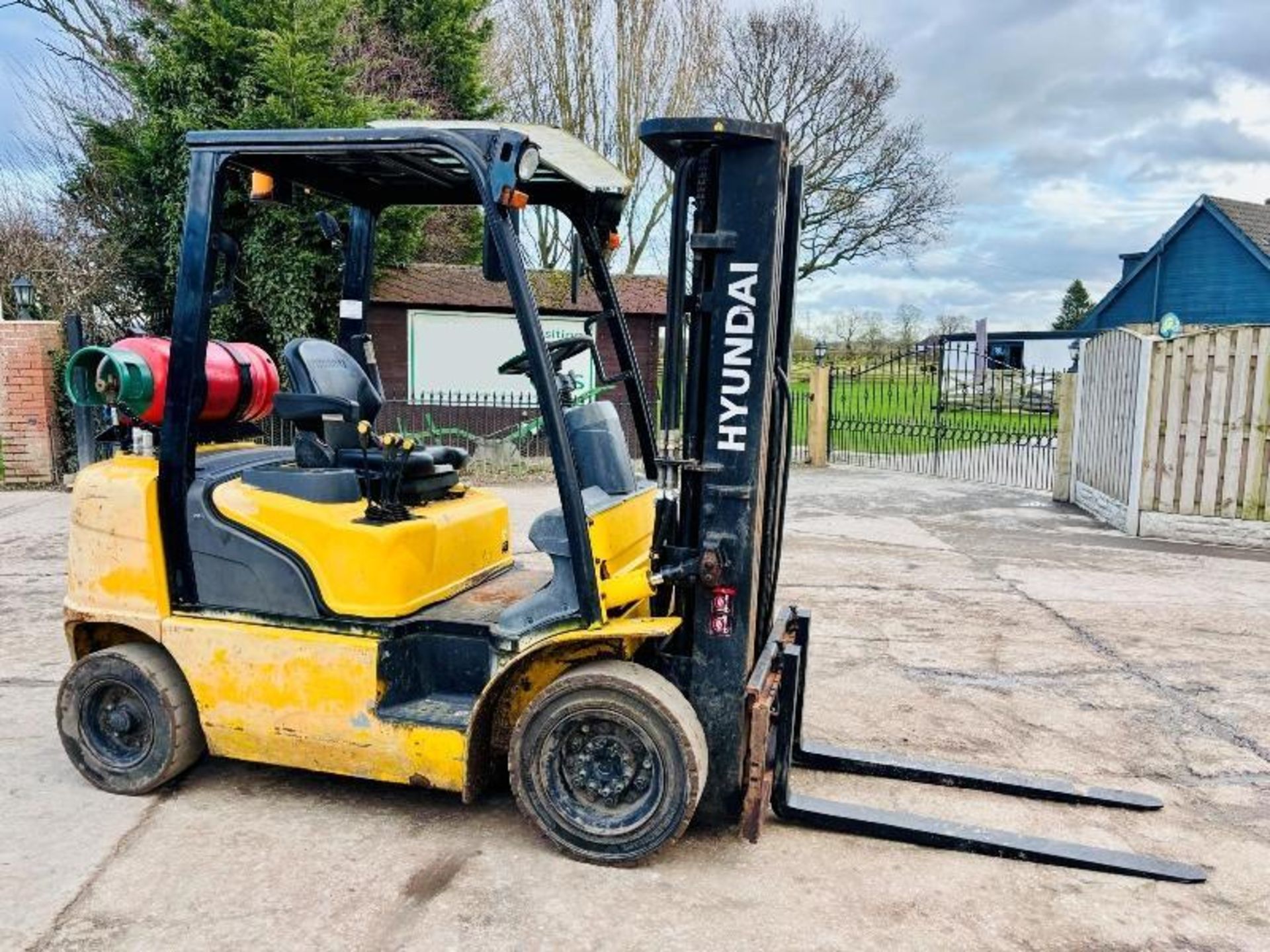 HYUNDAI 25L-7A CONTAINER SPEC FORKLIFT *YEAR 2017* C/W PALLET TINES - Image 13 of 14
