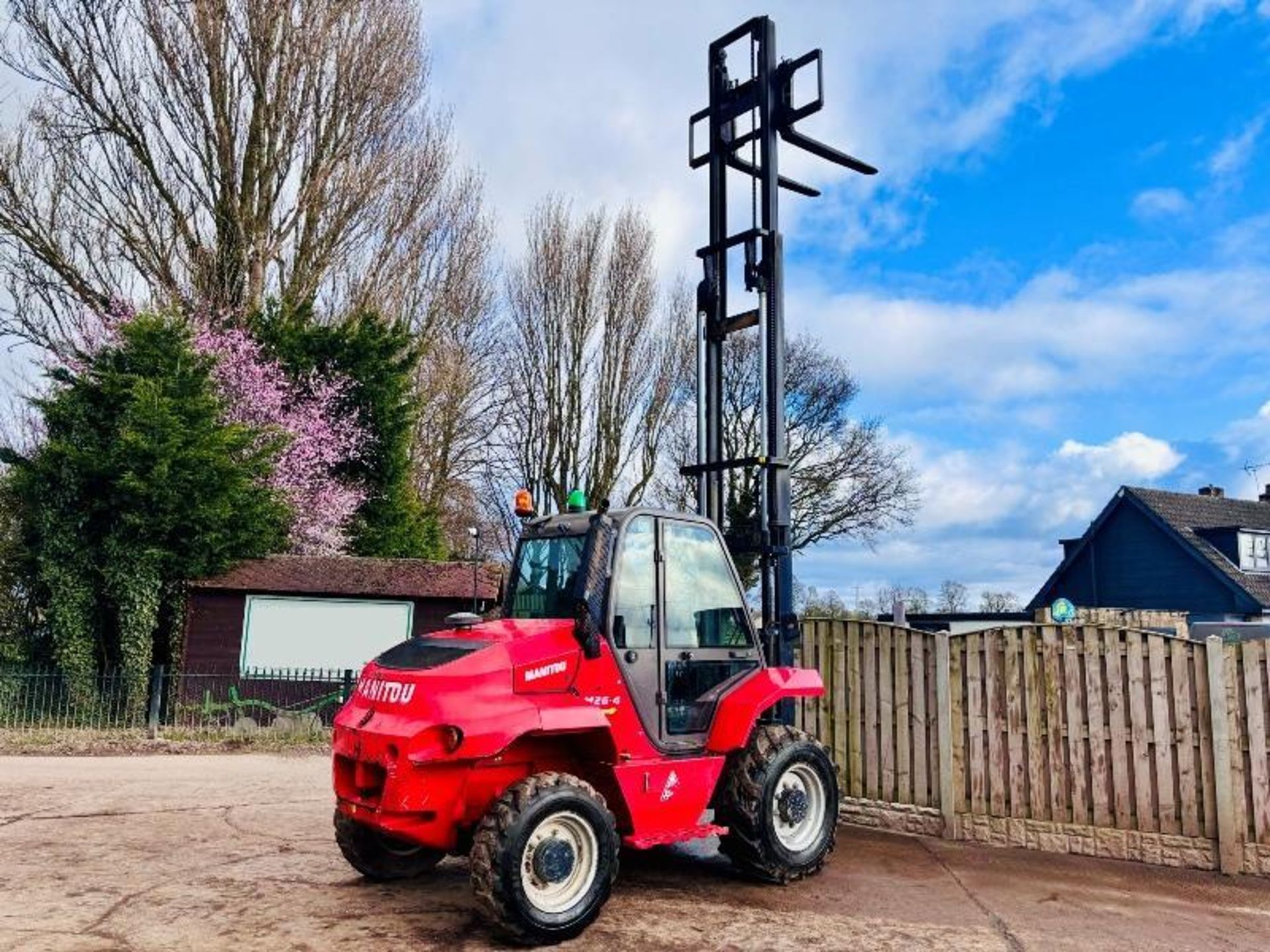 MANITOU M26-4 ROUGH TERRIAN 4WD FORKLIFT *YEAR 2017* C/W PALLET TINES - Image 14 of 16