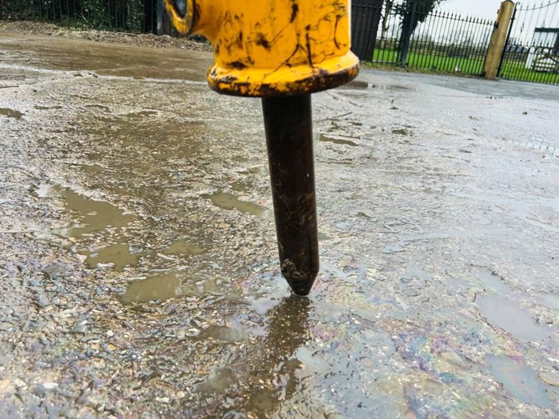 HYDRAULIC BREAKER TO SUIT 3 TON EXCAVATOR QUICK HITCH C/W PIPES - Image 3 of 6