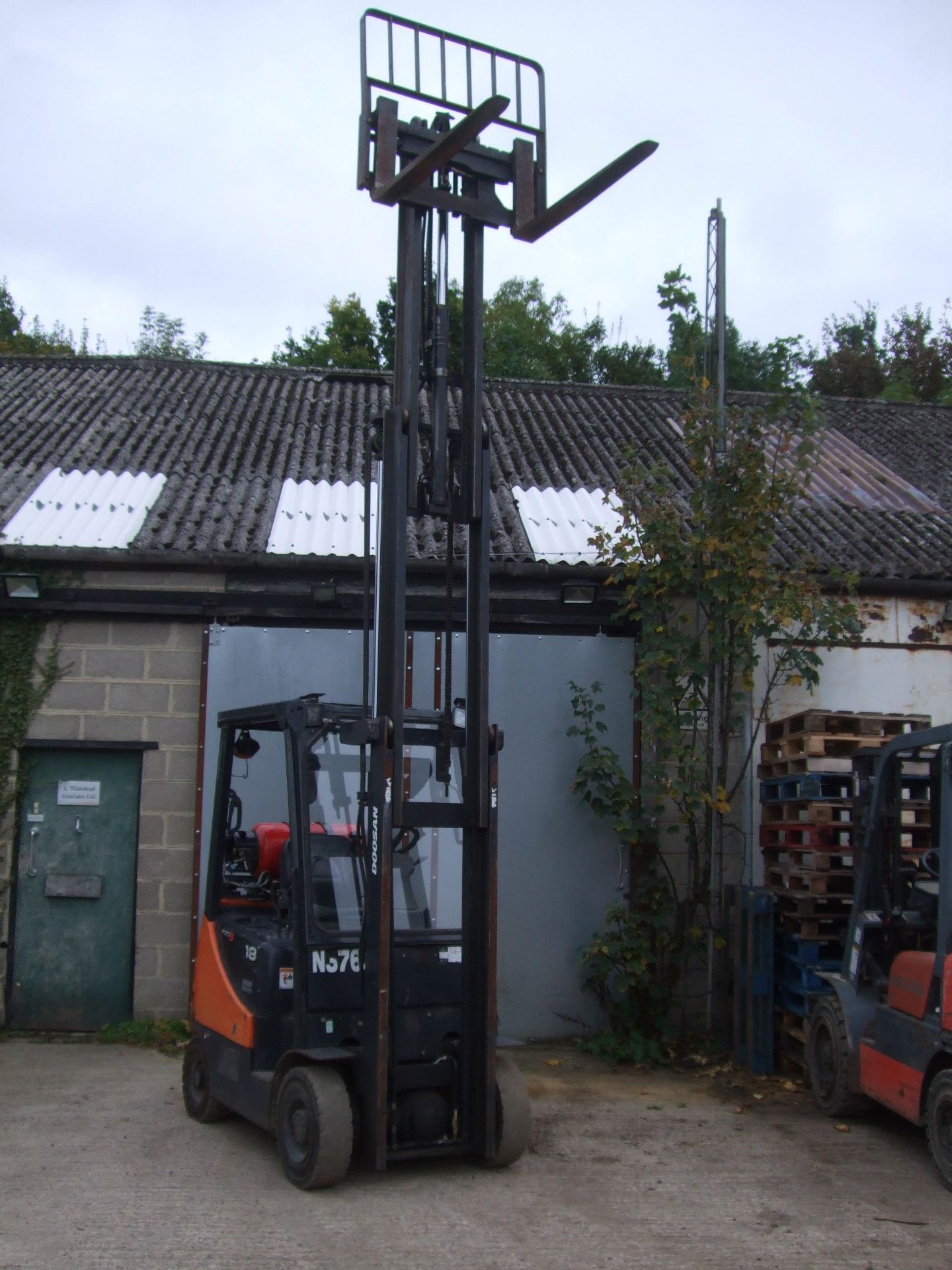 DOOSAN G18-5 GAS FORKLIFT - TRIPLE / CONTAINER SPEC MAST - YOM 2013 - 6872 RECORDED HOURS - Image 4 of 5