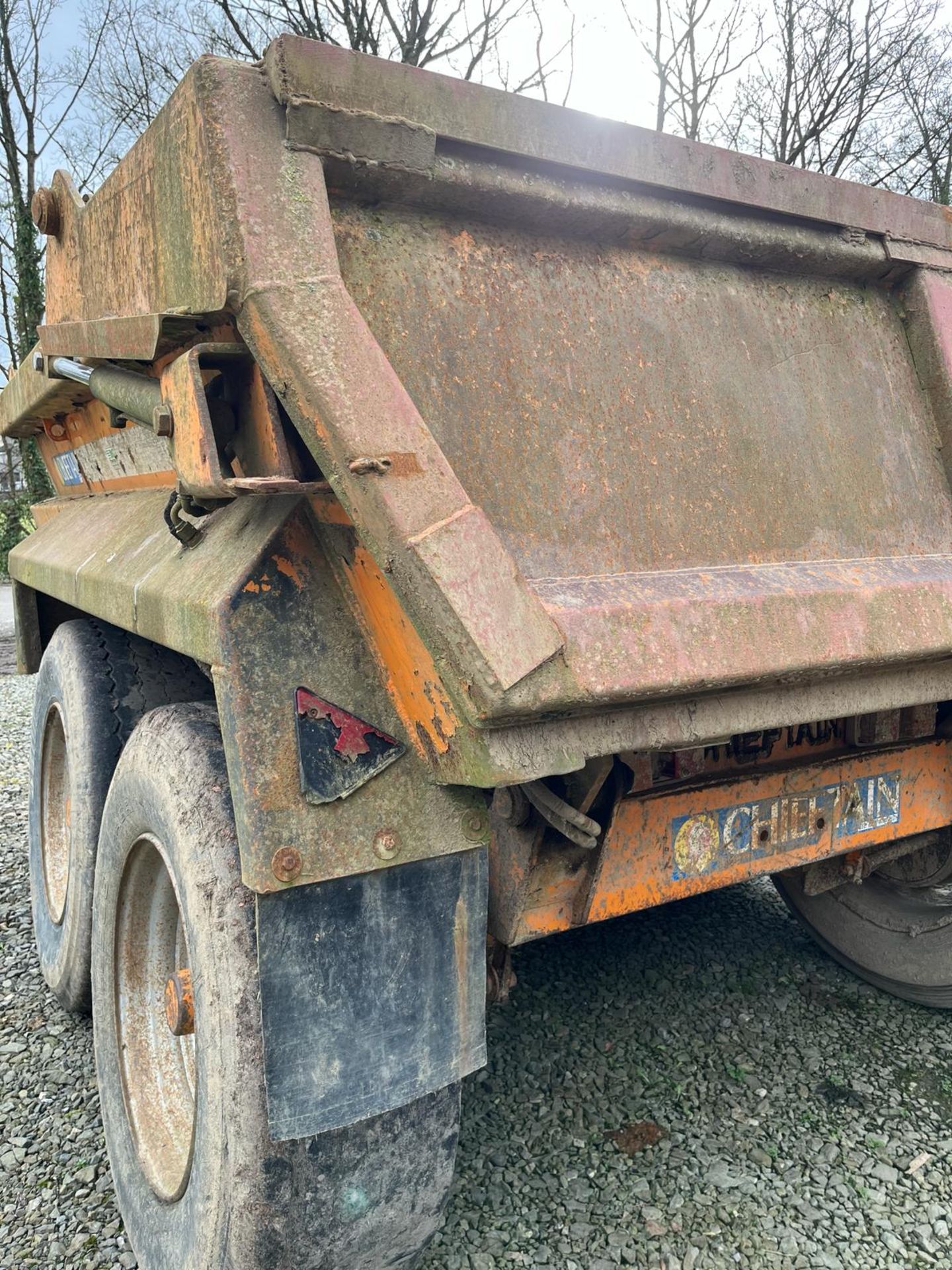 2006 CHIEFTAIN 12 TON DUMP TRAILER - Image 4 of 7