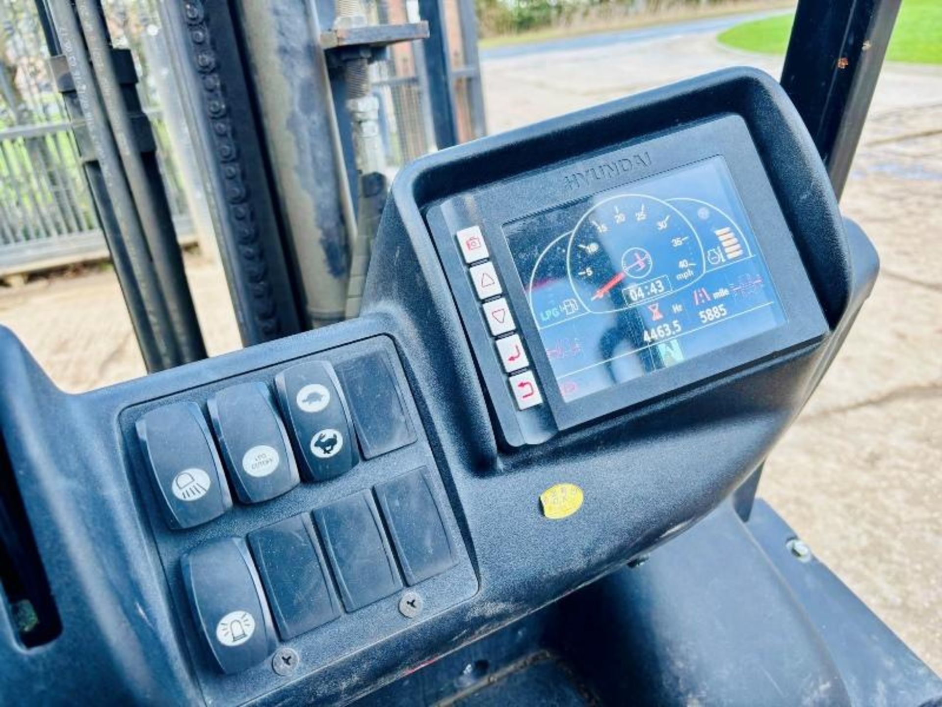 HYUNDAI 25L-9A CONTAINER SPEC FORKLIFT *YEAR 2017, 4463 HOURS* C/W PALLET TINES - Image 12 of 18